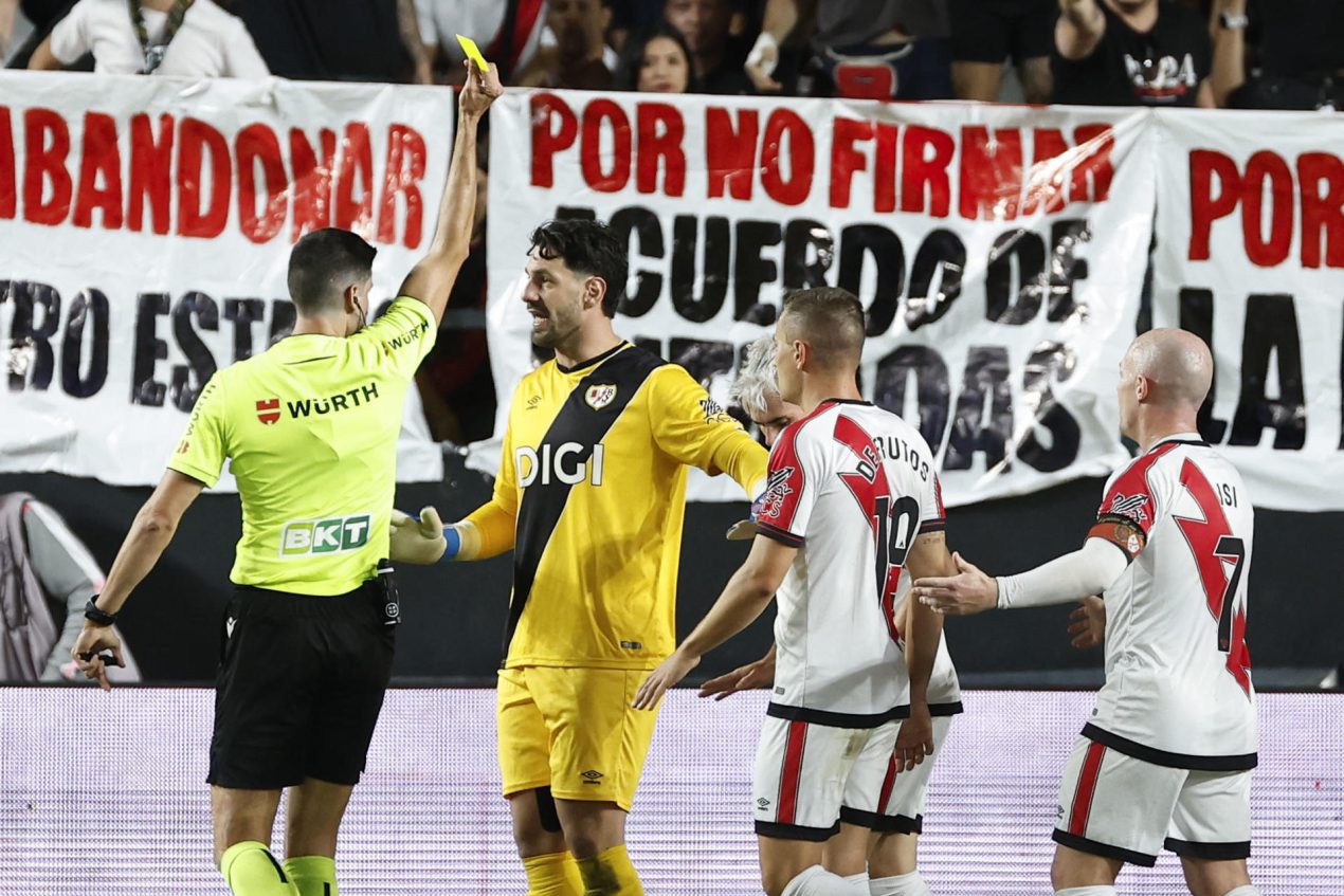 Tarjeta amarilla al guardameta del Rayo Augusto Batalla por protestar el penalti pitado a favor del FC Barcelona durante el partido de la tercera jornada de LaLiga entre el Rayo Vallecano y el FC Barcelona, este domingo en el estadio de Vallecas. EFE/ Chema Moya