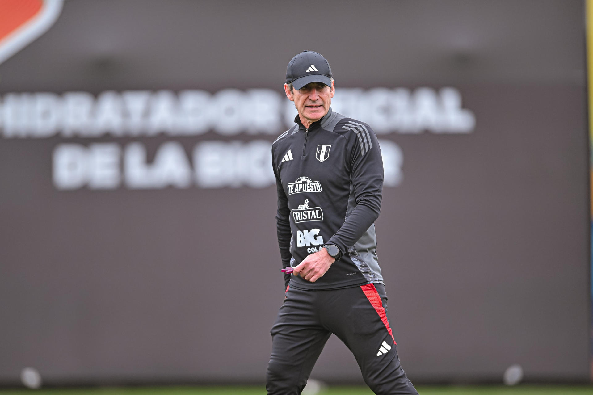 Fotografía cedida por la Federación Peruana de Fútbol del técnico de la Blanquirroja, Óscar Ibáñez, durante un entrenamiento este lunes en el complejo de la Villa Deportiva Nacional (Videna) en Lima. EFE/ Federación Peruana de Fútbol