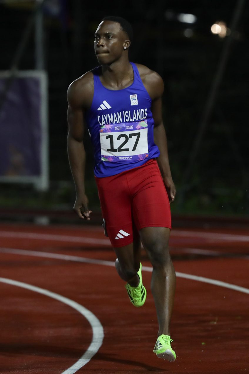 Davonte Howell, de Islas Caimán, el hijo del viento de los II Juegos Panamericanos Junior ASU2025, al ganar los 100 metros planos en Luque (Paraguay). EFE/Juan Pablo Pino