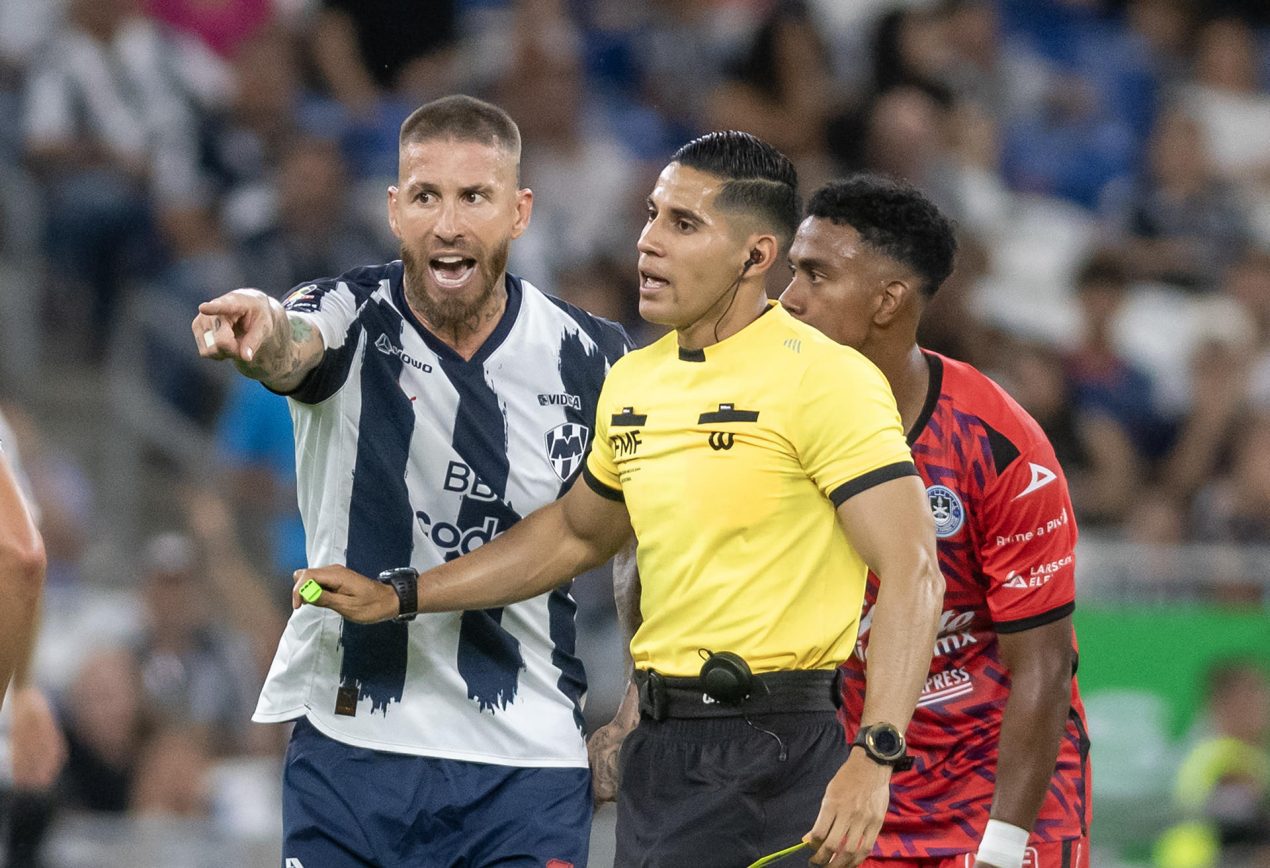 Sergio Ramos (i) de Monterrey le reclama al arbitro Martín Molina (c) durante un partido del Torneo Apertura 2025 entre Monterrey y Mazatlán en el estadio BBVA en Monterrey (México). Imagen de archivo. EFE/Miguel Sierra