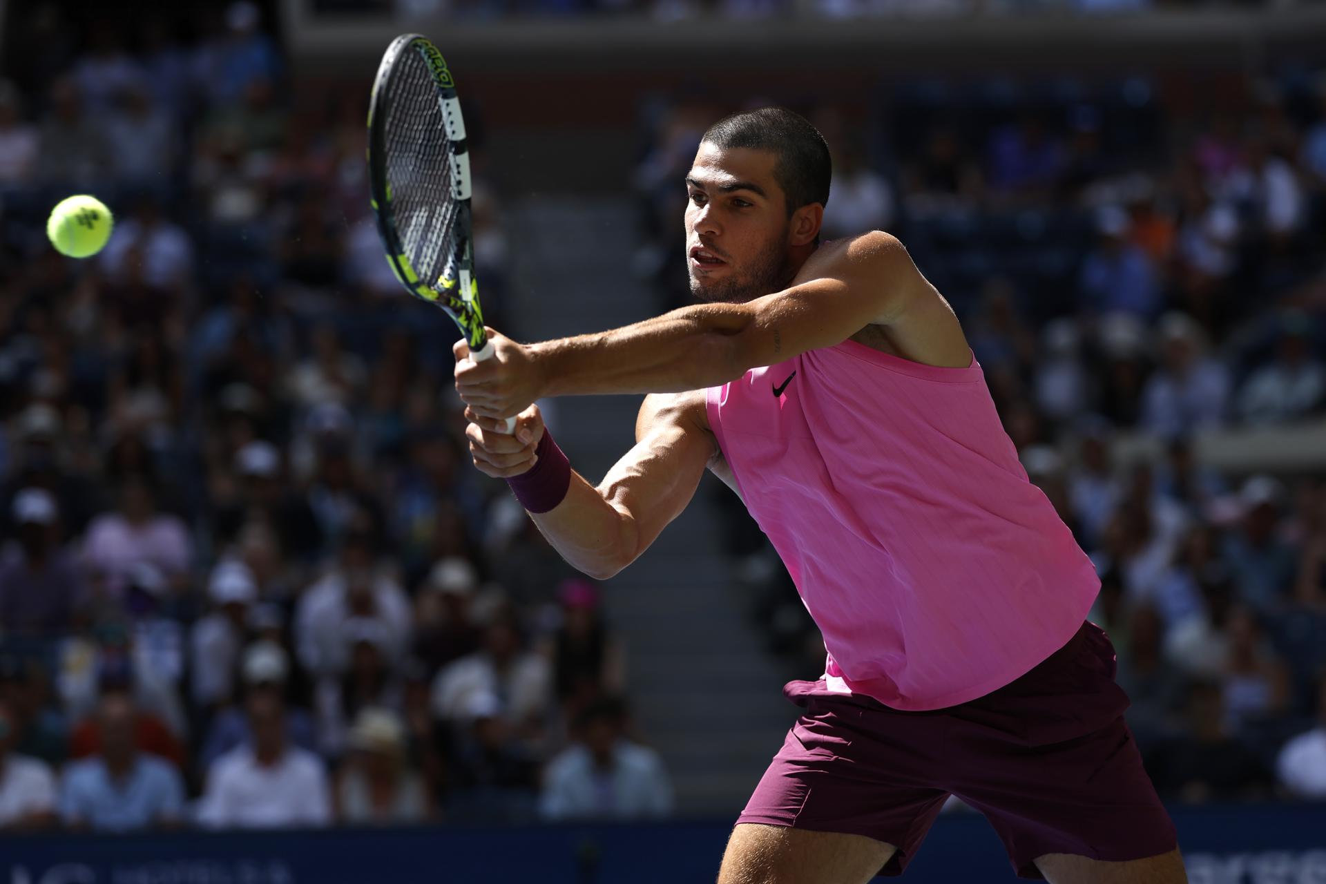 El español Carlos Alcaraz en acción contra el francés Arthur Rinderknech durante su partido de individuales masculinos de la ronda de 16 del Campeonato de Tenis Abierto de EE.UU. en el Centro Nacional de Tenis USTA Billie Jean King en Flushing Meadows, Nueva York (EE.UU.). EFE/JOHN G. MABANGLO