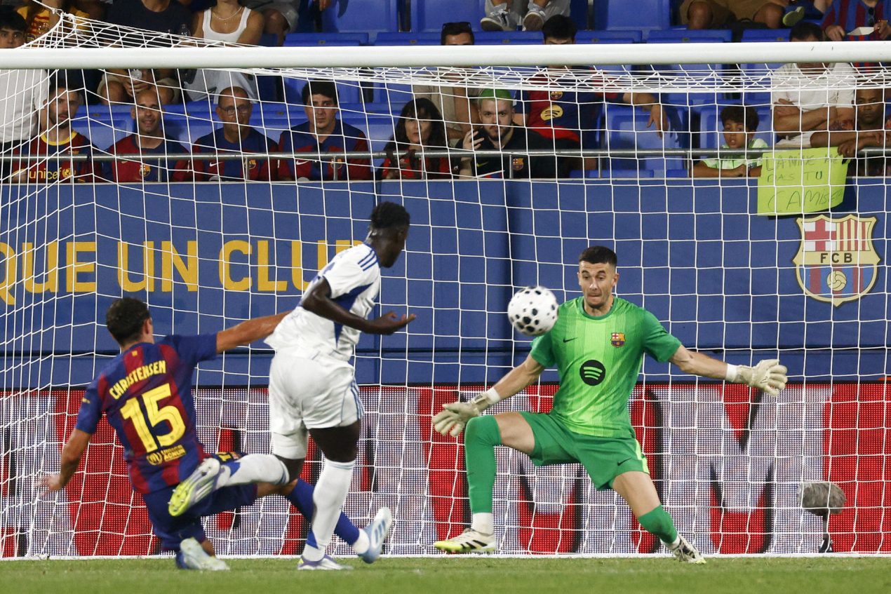 El guardameta del FC Barcelona Joan García (d) detiene un balón durante el encuentro correspondiente a la 60.ª edición del Trofeo Joan Gamper que FC Barcelona y Como 1907 jugaron el pasado 10 de agosto 2025 en el estadio Johan Cruyff. Foto de archivo de: Quique García/EFE.