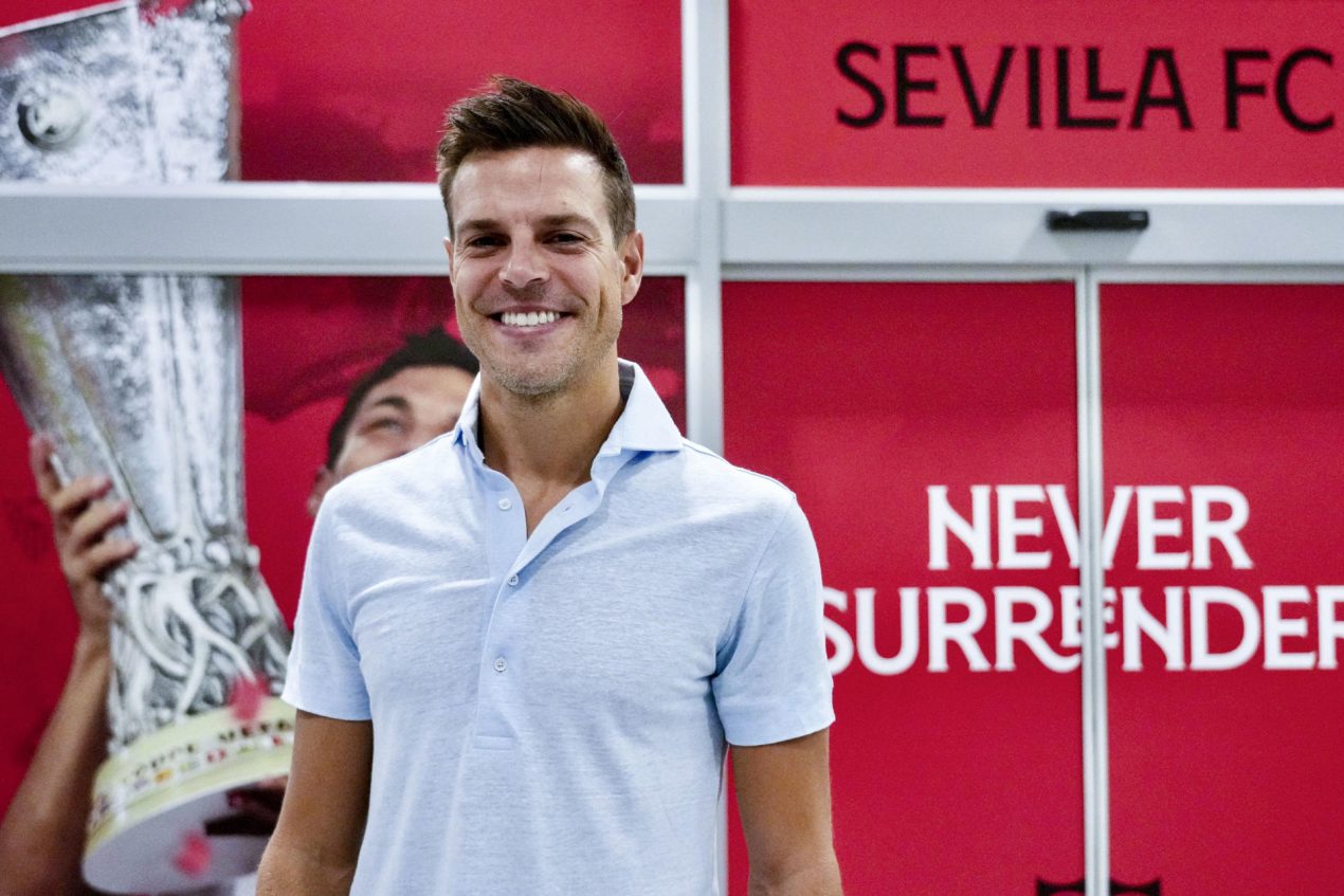 El defensor internacional César Azpilicueta ha llegado este viernes a la capital andaluza para pasar el reconocimiento médico previo a su fichaje como agente libre por el Sevilla. EFE/ David Arjona