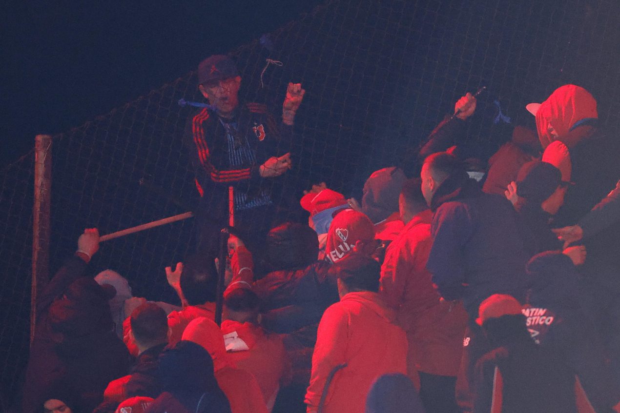 Hinchas se enfrentaron el miércoles en el partido de los octavos de final de la Copa Sudamericana entre Independiente y Universidad de Chile en el estadio Libertadores de América en Avellaneda (Argentina). EFE/Juan Ignacio Roncoroni
