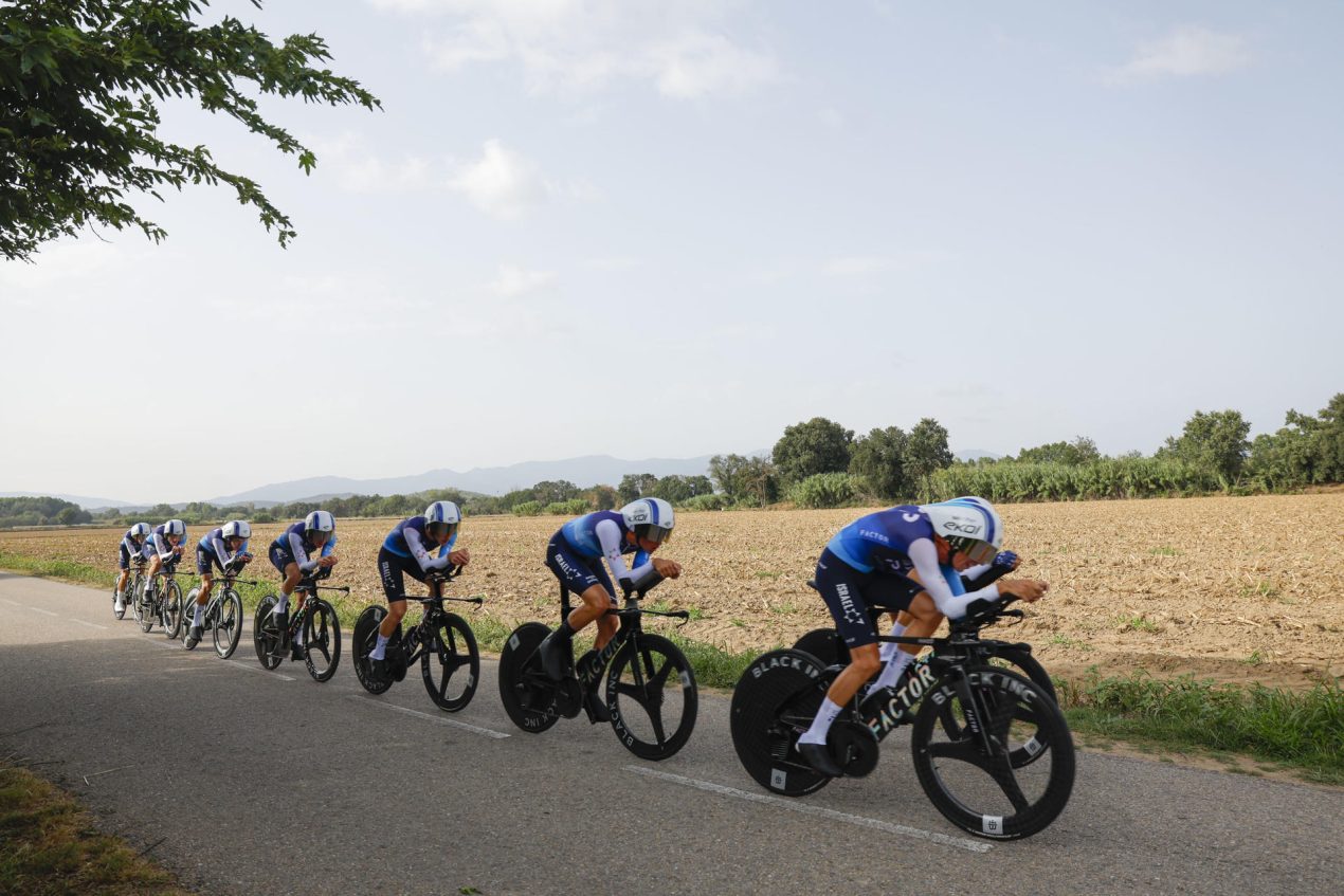 Los ciclistas del equipo Israel durante la quinta etapa de la Vuelta a España, una contrarreloj por equipos de 24,1 kilómetros con salida y llegada en Figueres, disputada este jueves. EFE/ Javier Lizón