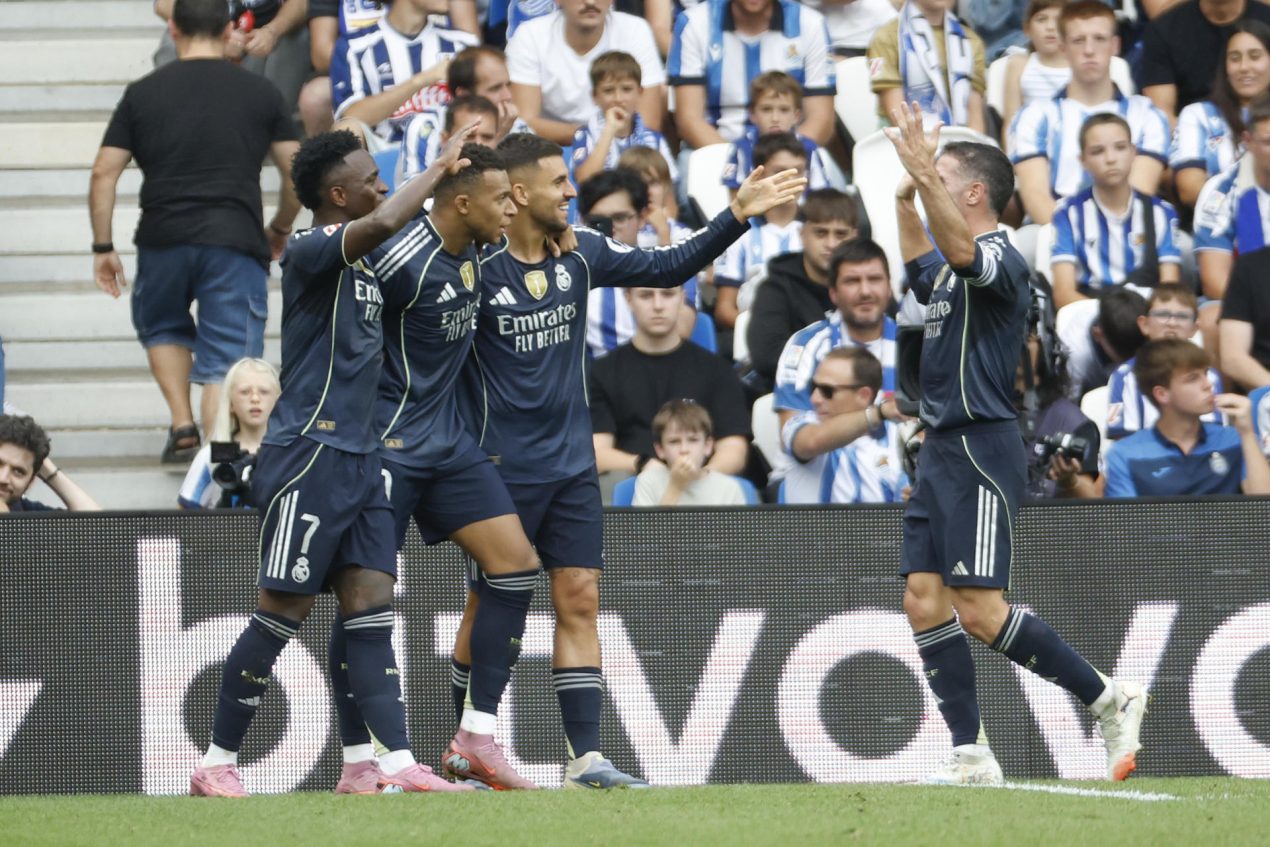 -Los jugadores del Real Madrid celebran el gol de Arda Guler, durante el partido de la jornada 4 de La Liga EA Sports este sábado en el estadio Municipal de Anoeta en San Sebastián.- EFE/ Javier Etxezarreta