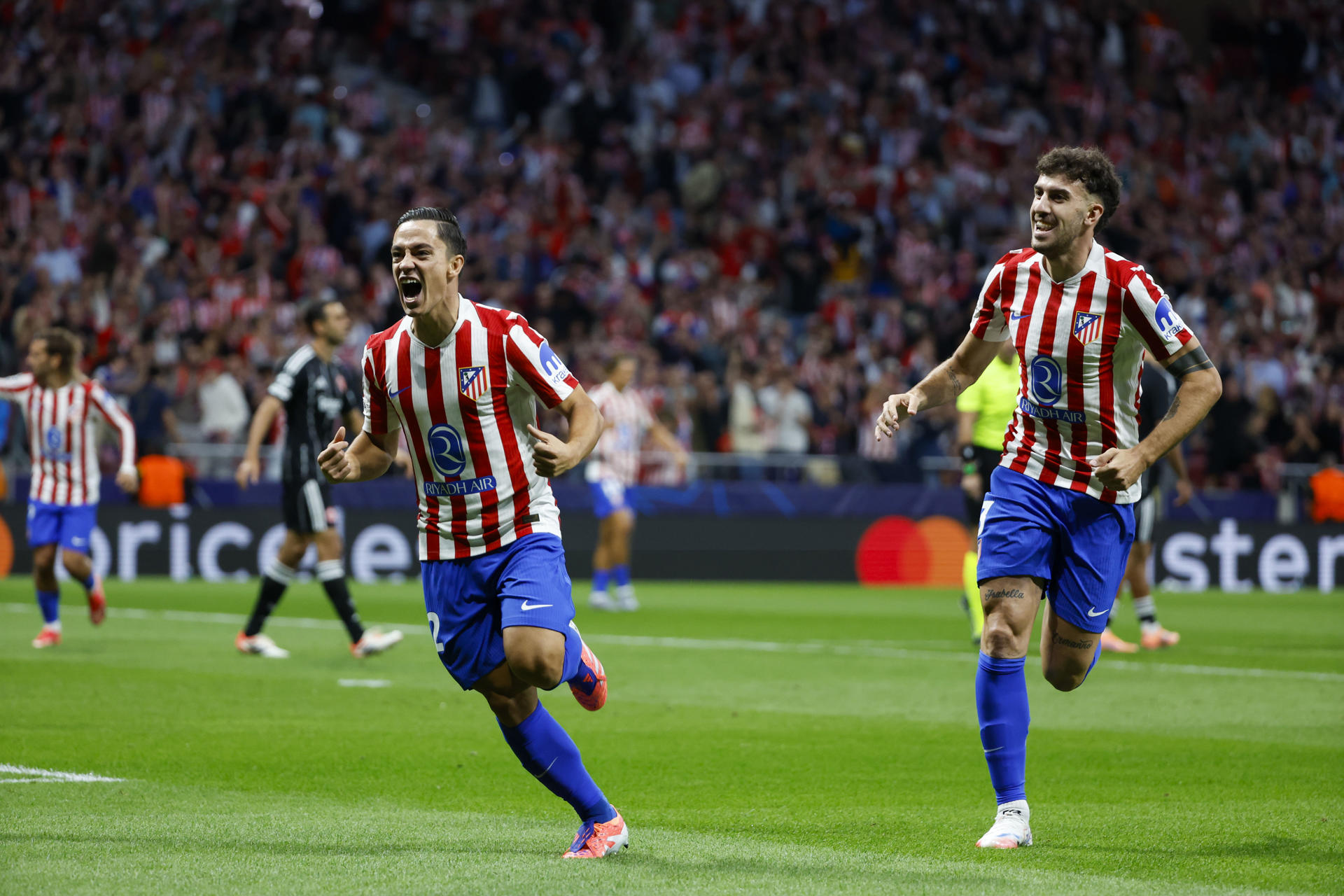 El delantero italiano del Atlético de Madrid Giacomo Raspadori (i) celebra tras anotar el 1-0 durante el partido de Liga de Campeones que Atlético de Madrid y Eintracht de Fránkfurt disputan este martes en el estadio Metropolitano, en Madrid. EFE/ Juanjo Martín