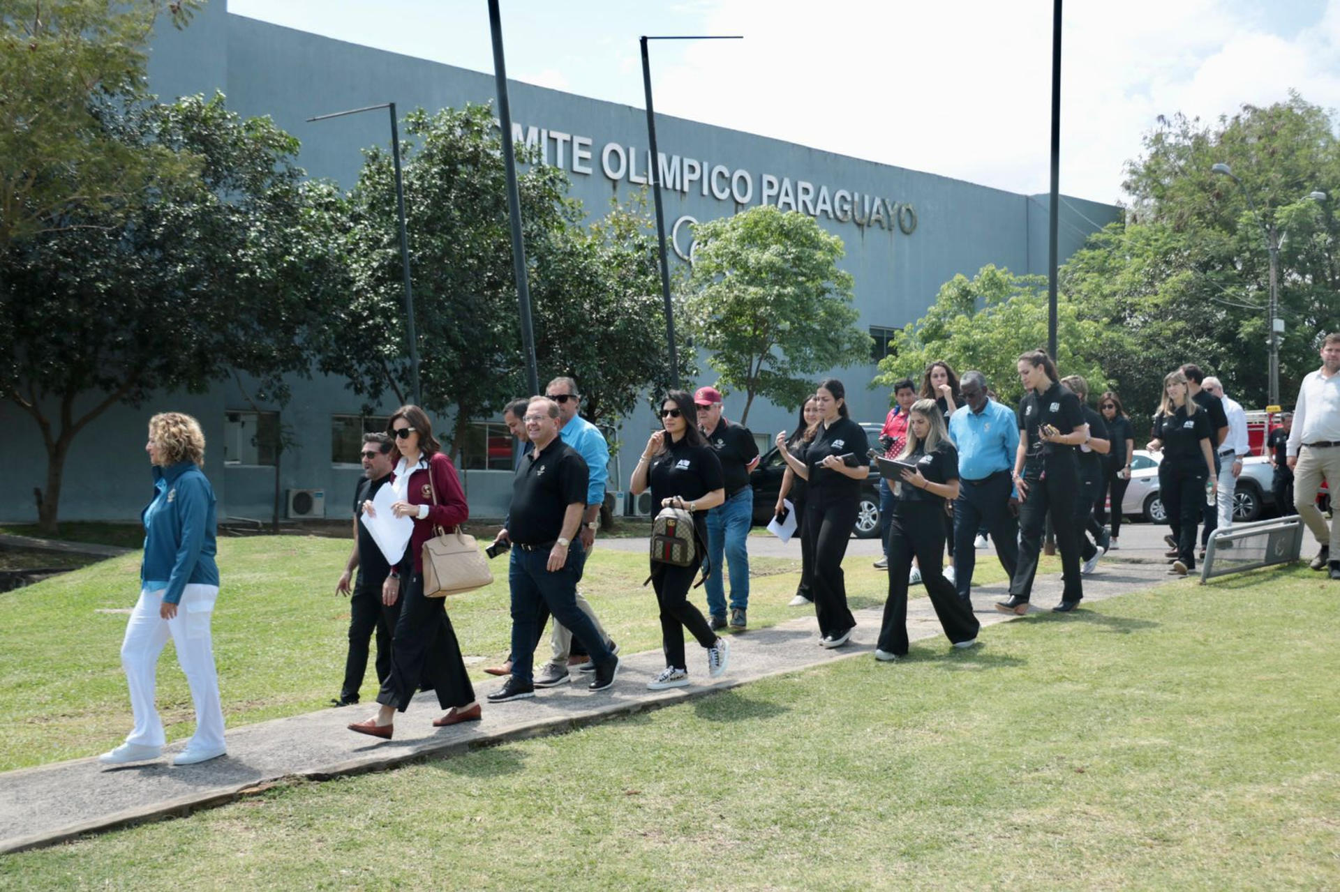 Fotografía cedida por el Comité Olímpico Paraguayo donde se observa a algunos integrantes del Comité de Evaluación de la organización Panam Sports durante un recorrido en Asunción (Paraguay). EFE/ Comité Olímpico Paraguayo / SOLO USO EDITORIAL