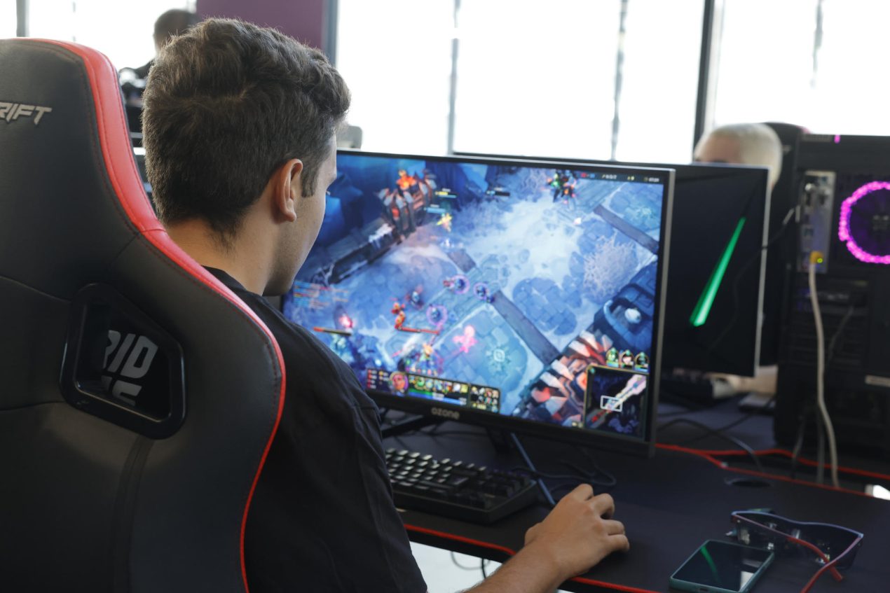 Asistentes al Madrid In Game Campus del Videojuego Experience Center en Madrid, este viernes. EFE/Zipi