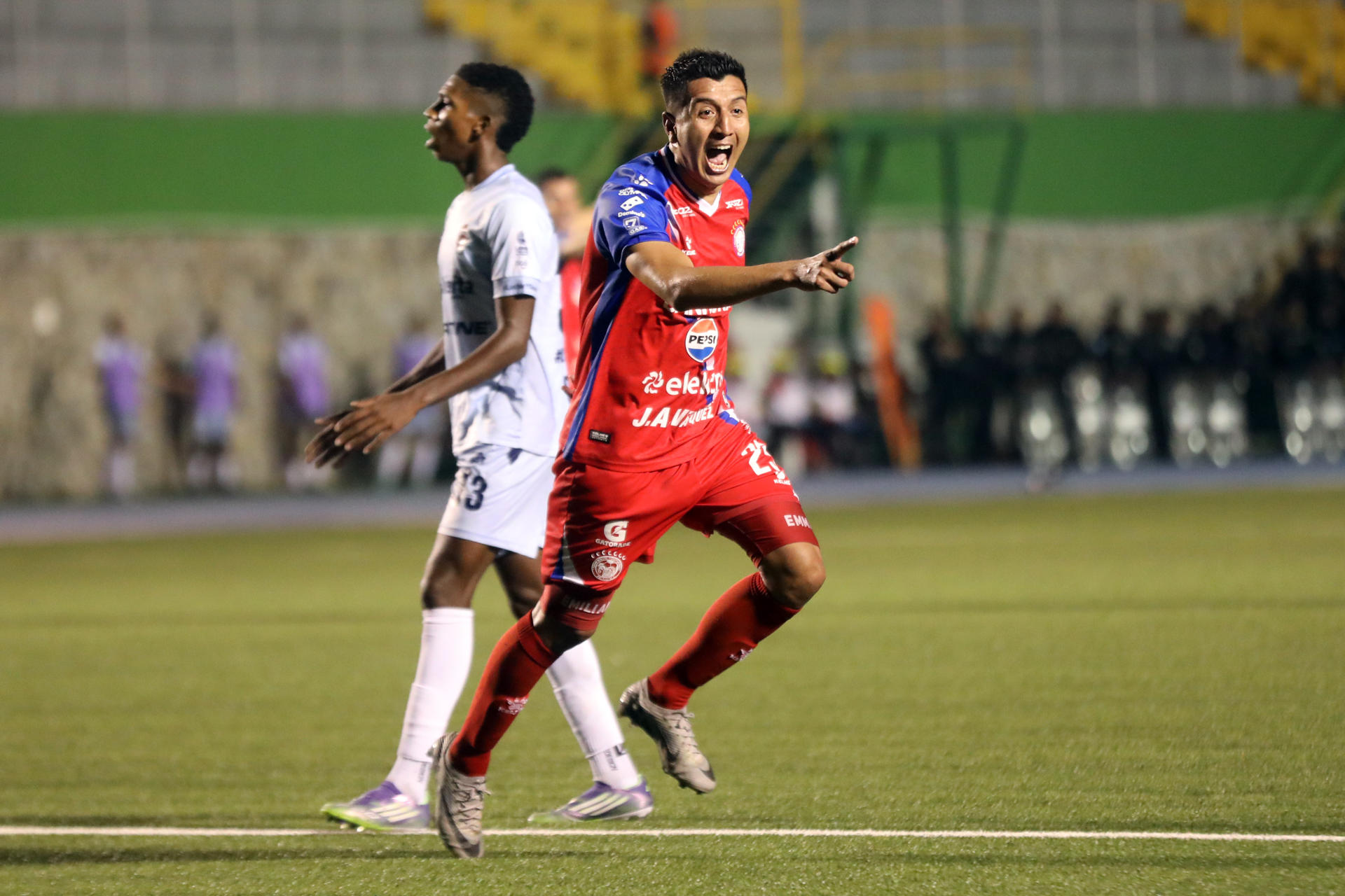 Kevin Ruiz, del Xelajú guatemalteco, celebra este miércoles la victoria por 2-0 sobre el San Miguelito panameño en partido de ida de los cuartos de final de la Copa Centroamericana jugado en Ciudad de Guatemala. EFE/Fernando Ruiz