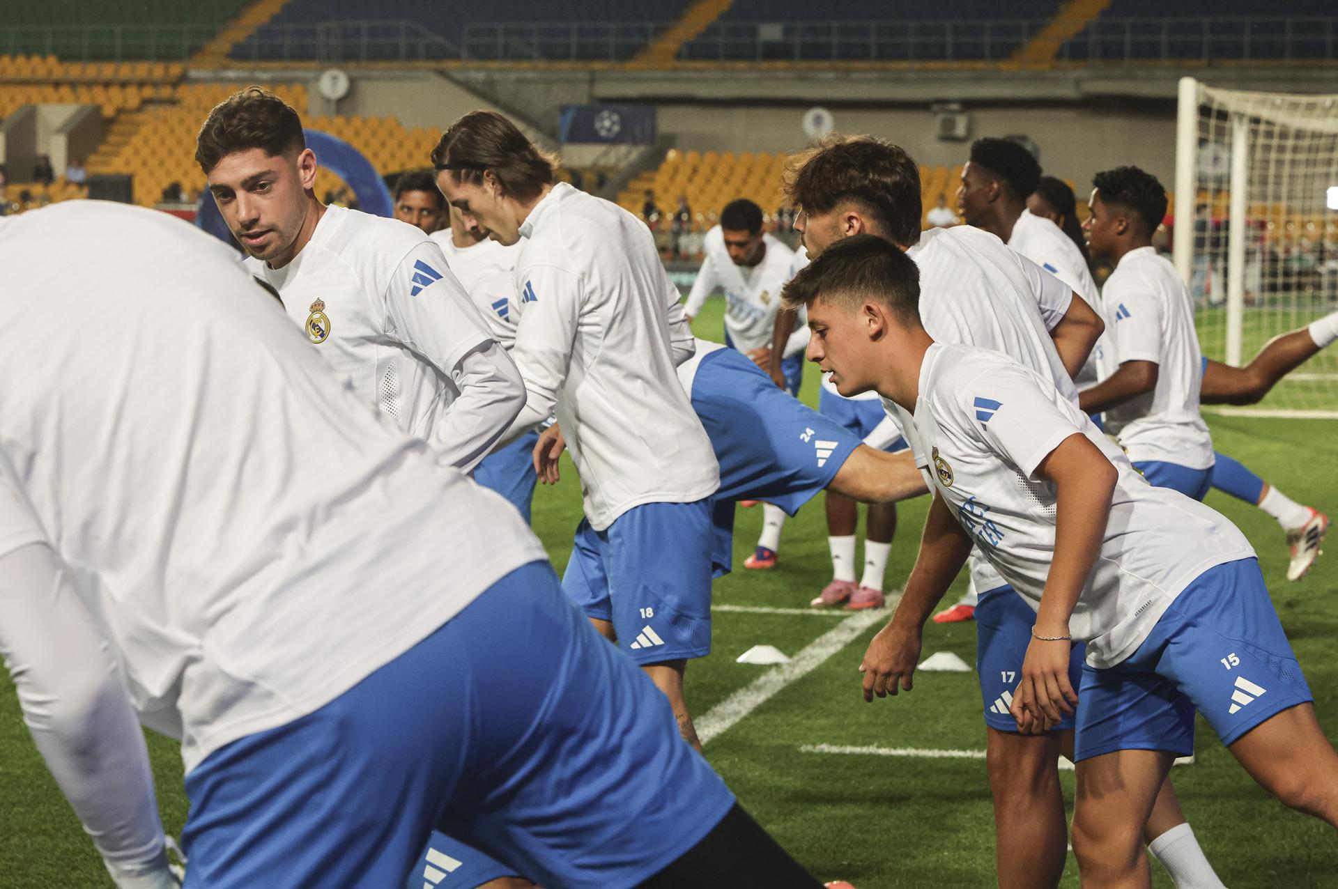Los jugadores del Real Madrid se ejercitan en vísperas del partido de la UEFA Champions League que jugarán este martes Kairat Almaty y Real Madrid, en Almaty, Kazajistán. EFE/EPA/MAXIM SHIPENKOV