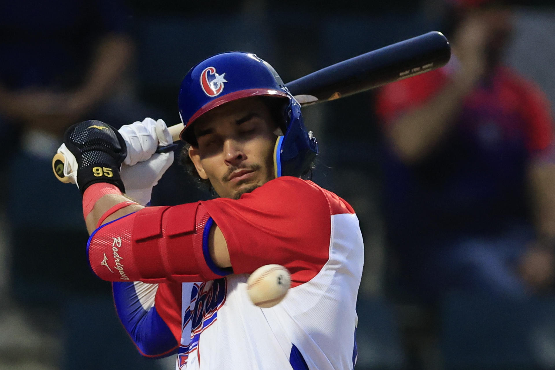 El cubano Christian Rodríguez se alista para golpear la bola este lunes durante la segunda jornada del Campeonato Panamericano de Béisbol Sub-23 en un juego contra Aruba en el estadio Justino Salinas, de La Chorrera (Panamá). EFE/ Bienvenido Velasco