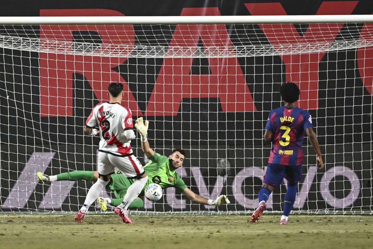 El guardameta del Barcelona Joan García Pons (c) detiene un balón durante el partido de LaLiga entre el Rayo Vallecano y el Barcelona, en una foto de archivo. EFE/ Fernando Villar
