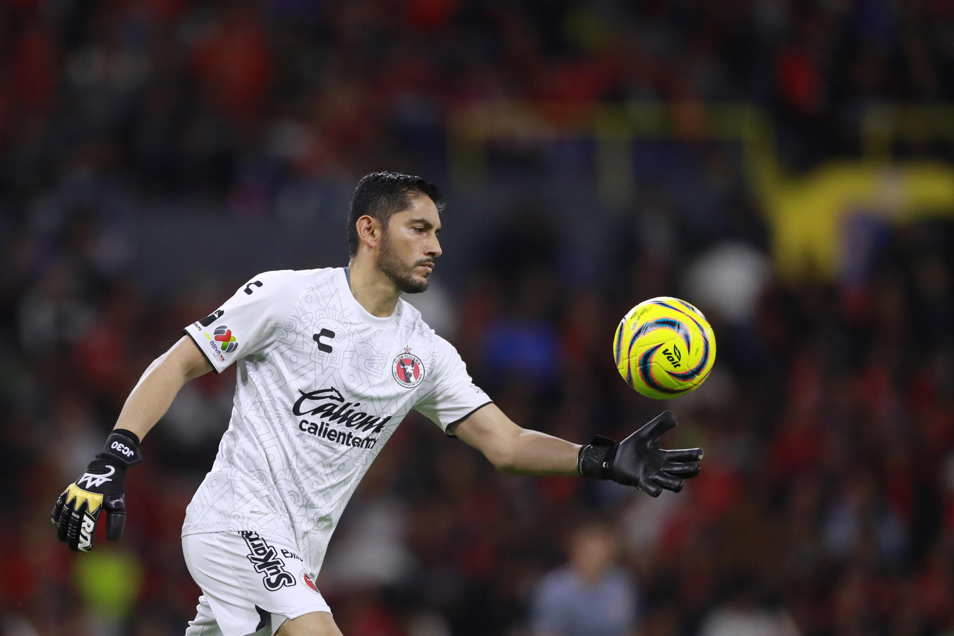 Jesús Corona guardameta de Tijuana despeja el balón en el Estadio Jalisco, en Guadalajara, Jalisco (México). Fotografía de archivo. EFE/ Francisco Guasco