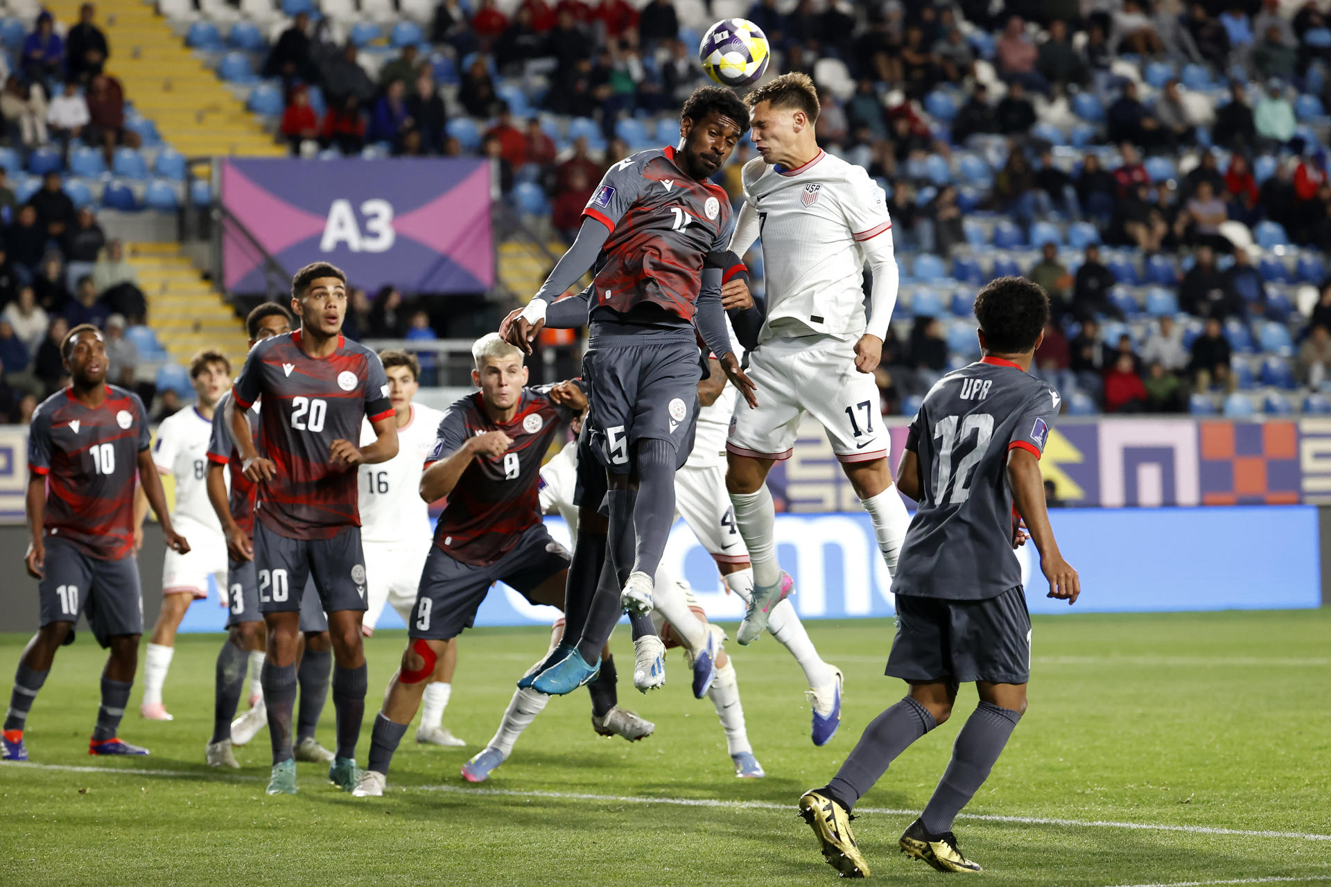 El estadounidense Frankie Westfield (c-d) disputa el balón con Pedro Soma de Nueva Caledonia este lunes, en el partido jugado en Rancagua que el equipo de las Barras y las Estrellas ganó por 9-1 en el Mundial sub-20 de Chile. EFE/ Elvis González