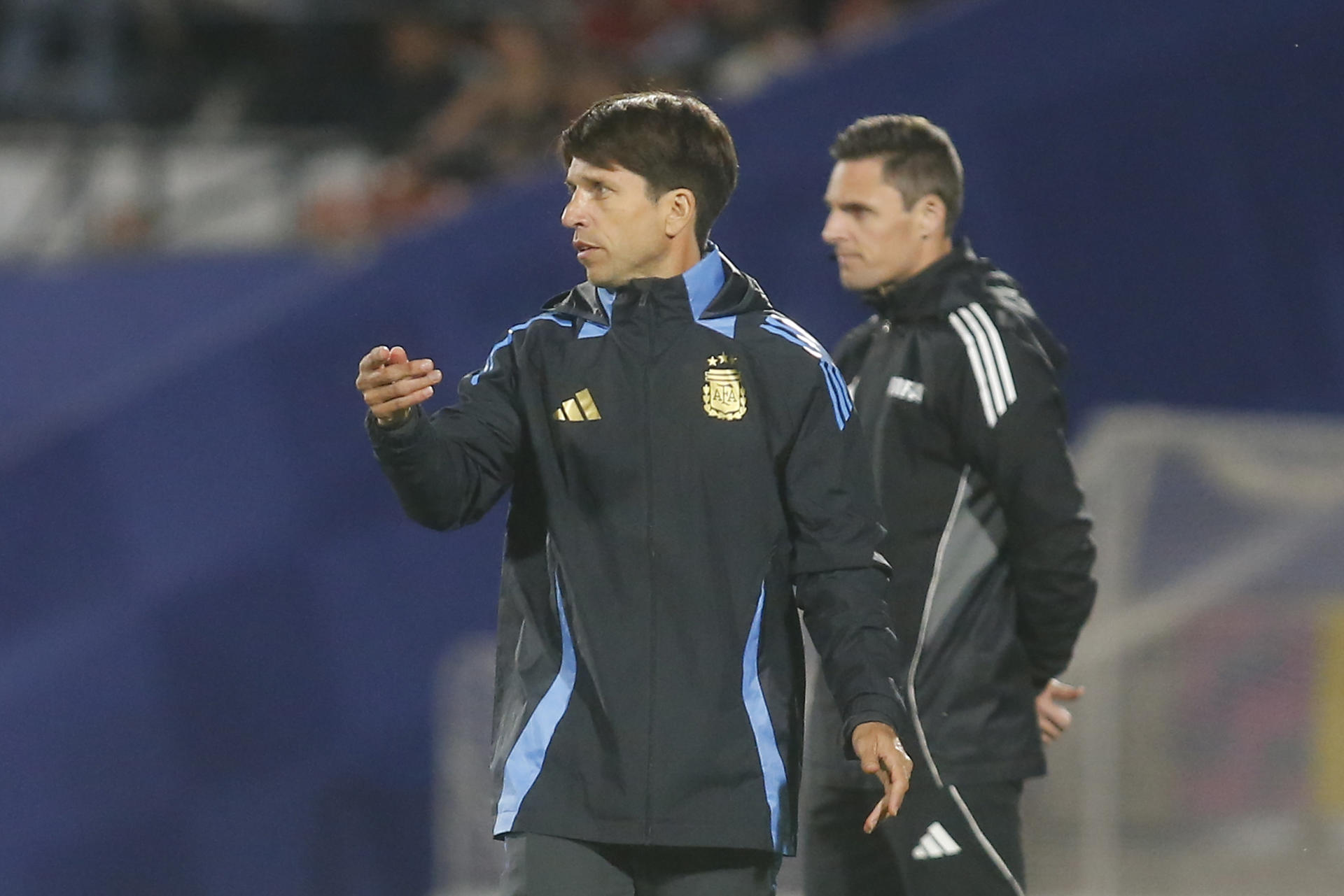 El entrenador de Argentina, Diego Placente, reacciona este miércoles en un partido de las semifinales de la Copa del Mundo Sub-20 ante Colombia en el estadio Nacional de Santiago de Chile. EFE/ Esteban Garay