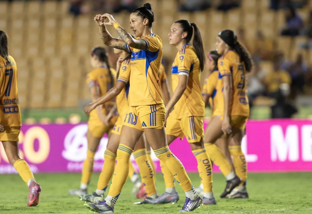 Jugadoras de Tigres celebran un gol durante un partido de la Liga Femenil MX entre Tigre y León en el estadio Universitario, en Monterrey (México). Imagen de archivo. EFE/ Miguel Sierra