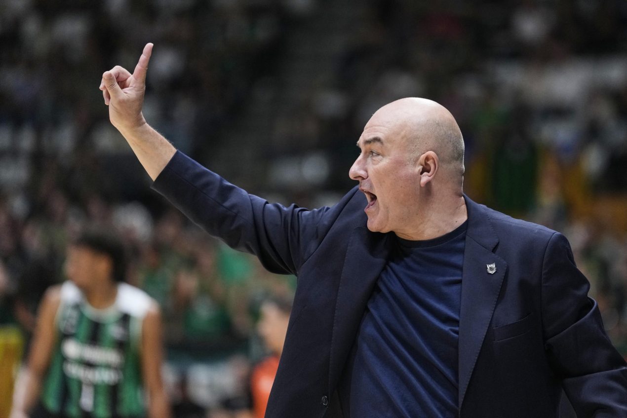 El entrenador del Surne Bilbao basquet Jaume Ponsarnau, durante el partido de Liga Endesa en el Olimpic de Badalona que disputaron Joventut y Surne Bilbao. EFE/Alejandro García