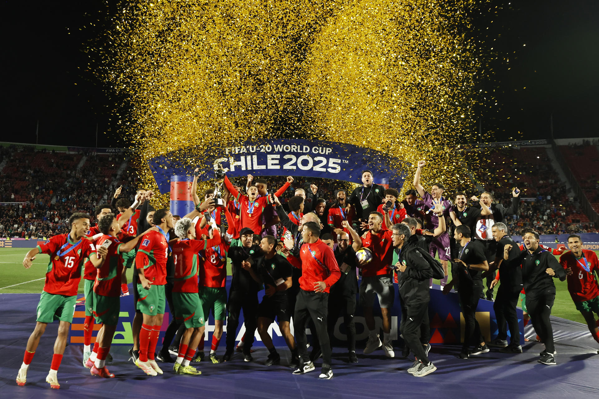 Jugadores de Marruecos levantan el trofeo de campeones del Mundial Sub-20 tras derrotar 2-0 a Argentina, en la final disputada en el estadio Nacional Julio Martínez Prádanos en Santiago (Chile). EFE/ Elvis González