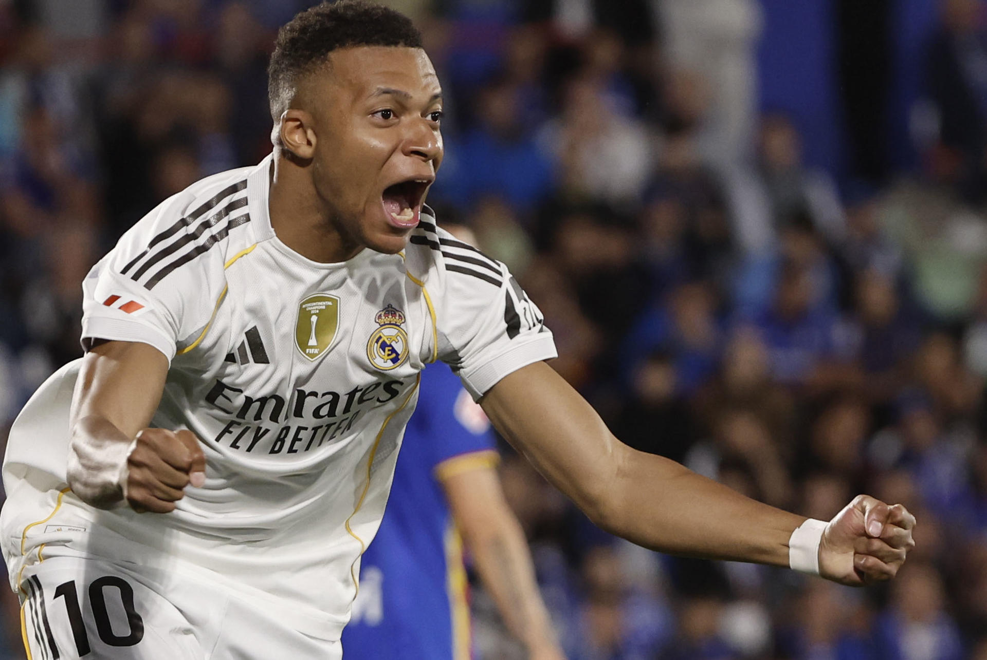 El delantero francés del Real Madrid, Kylian Mbappé, celebra el primer gol del equipo madridista durante el partido de la jornada 9 de LaLiga EA Sports que Getafe y Real Madrid disputaron en el Coliseum, en Getafe (Comunidad de Madrid). EFE/Sergio Perez.