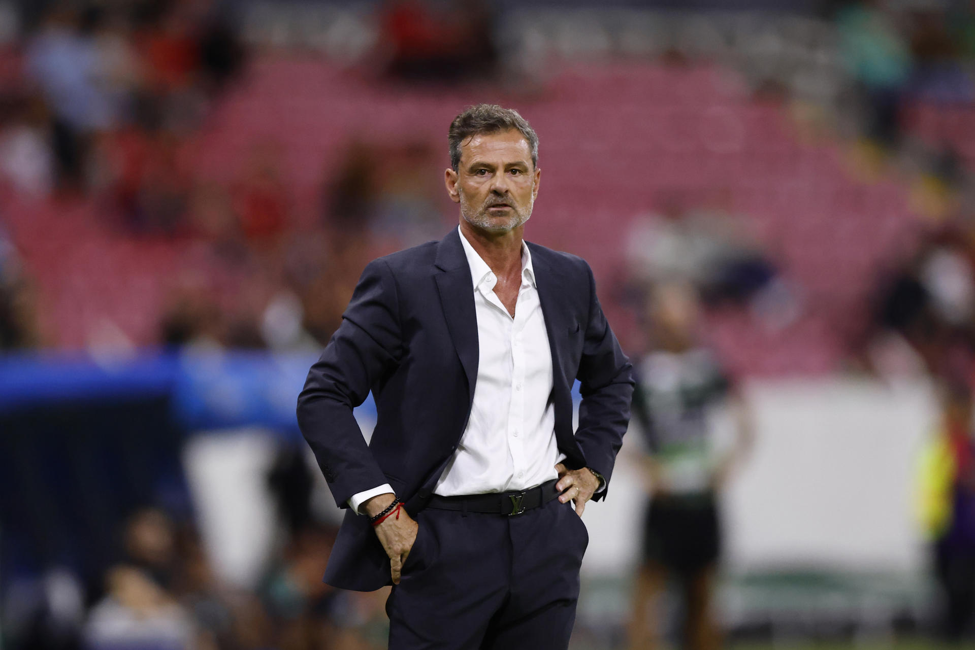 El entrenador de Atlas, Diego Cocca, reacciona durante un partido del Torneo Apertura 2025 de la Liga MX celebrado en el Estadio Jalisco, en Guadalajara (México). Imagen de archivo. EFE/ Francisco Guasco