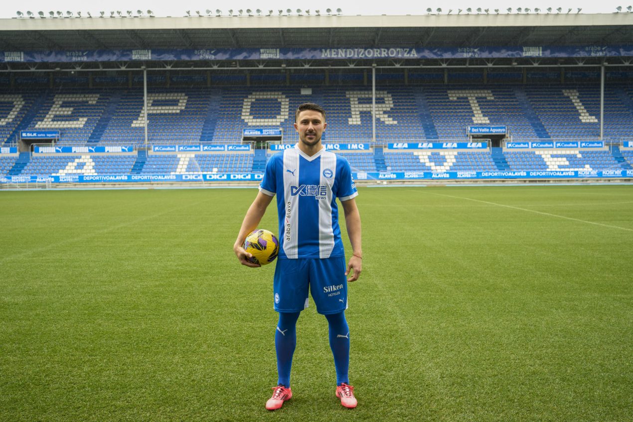 VITORIA, 03/01/2025.- El central argentino Facundo Garcés en el campo de Mondizorroza durante su presentación como nuevo jugador del Deportivo Alavés, este viernes.  EFE/ Adrian Ruiz Hierro