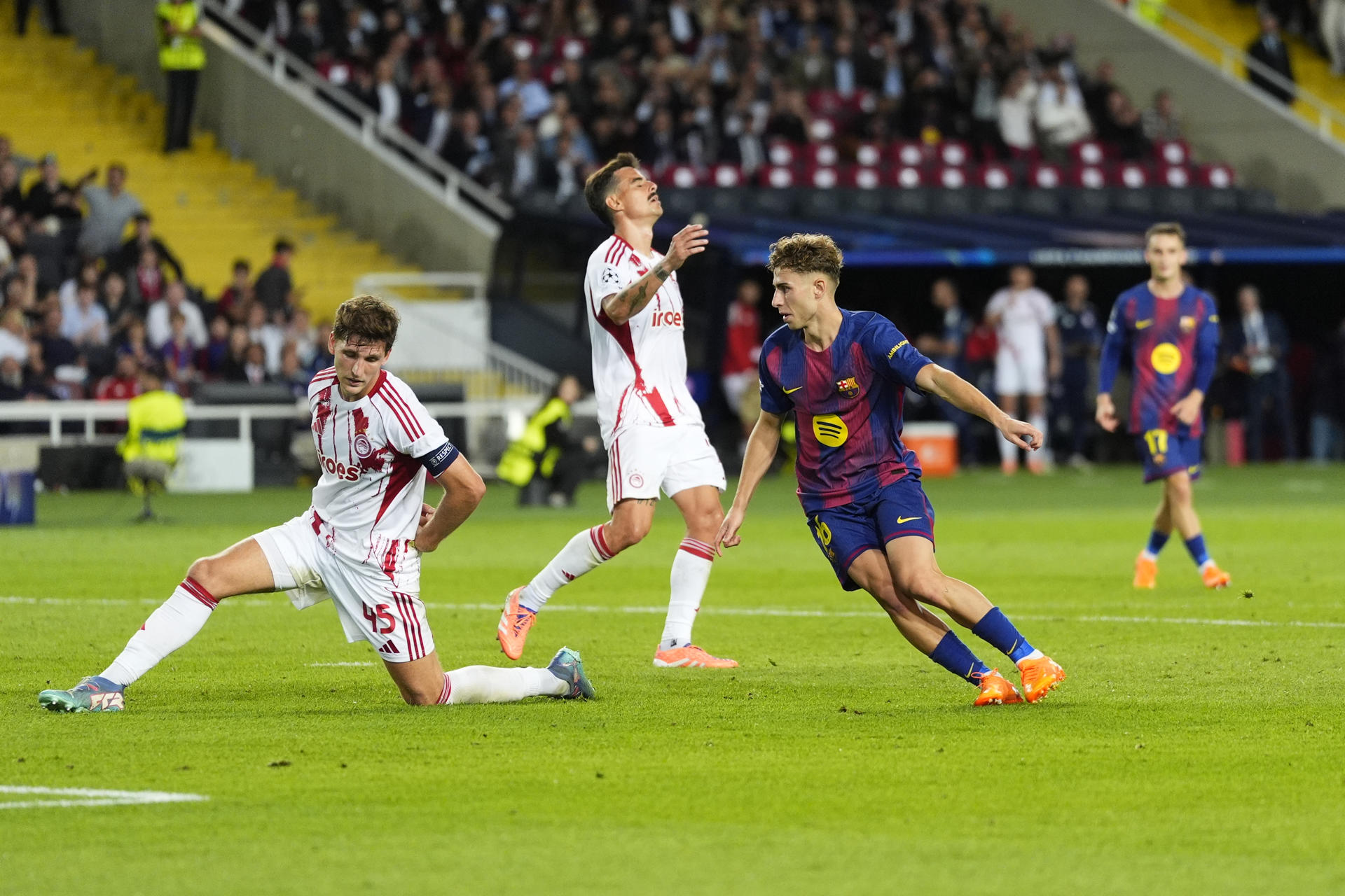 El centrocampista del Barcelona Fermín López (d) marca un gol durante el partido de la tercera jornada de la Liga de Campeones que FC Barcelona y Olympiacos FC disputaron en el Estadio Olímpico Lluís Companys. EFE/ Siu Wu