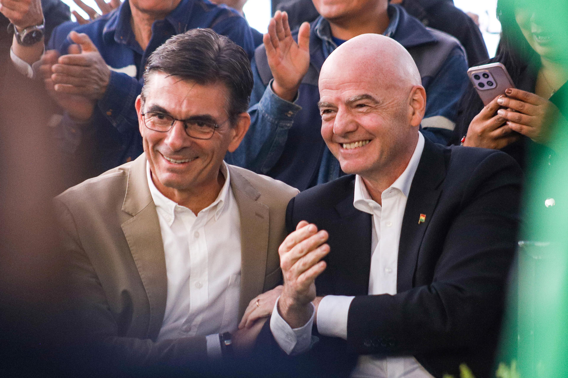 El presidente de la FIFA, Gianni Infantino (d), participa junto al ganador de las elecciones presidenciales en Bolivia, Rodrigo Paz Pereira, durante un evento por el centenario de la Federación Boliviana de Fútbol (FBF) en La Paz (Bolivia). EFE/Gabriel Márquez