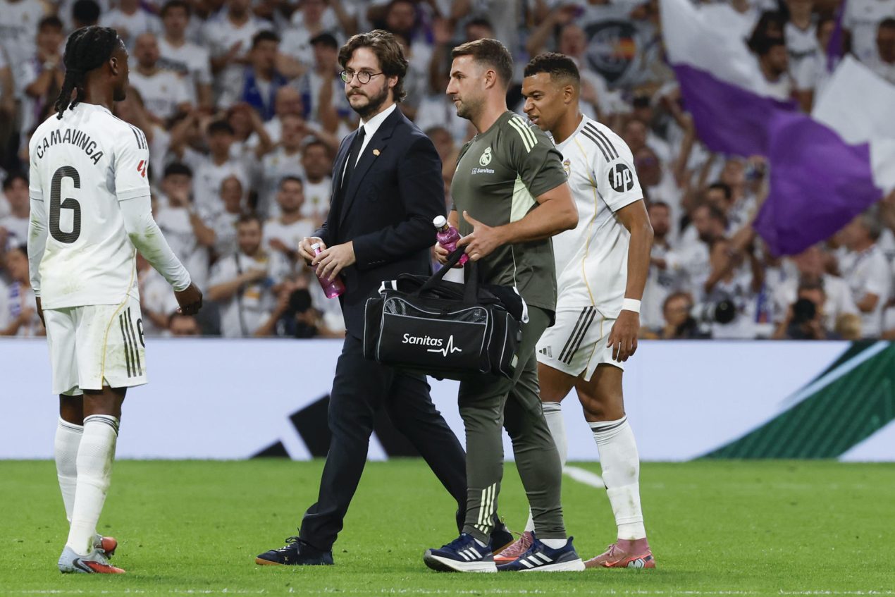 Kylian Mbappé se retira lesionado del partido contra el Villarreal. EFE/ JJ Guillén
