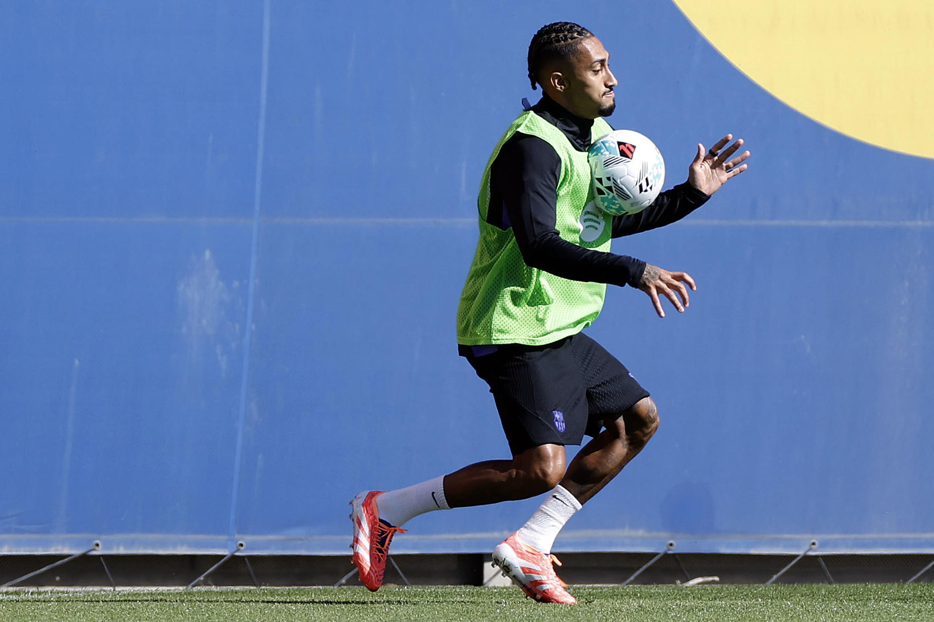 Foto de archivo dl jugador del FC Barcelona Raphinha durante un entrenamiento del equipo azulgrana en la ciudad deportiva Joan Gamper. EFE/Alberto Estévez