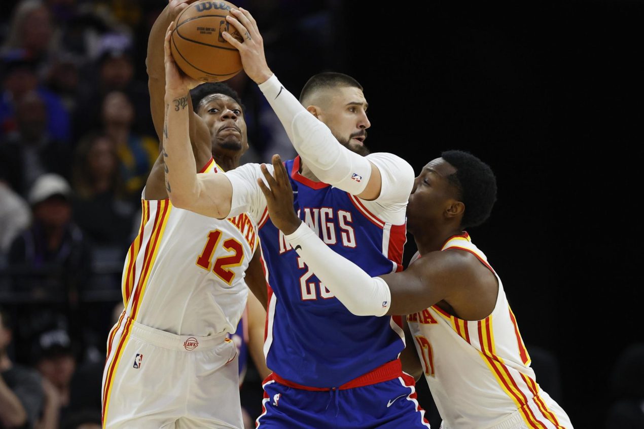 Fotografía de John G. Mabanglo, en la que puede verse en una imagen de archivo del 19 de noviembre de 2024 al pívot ucraniano Alex Len (c), entonces jugador de Sacramento Kings. EFE *SHUTTERSTOCK OUT*