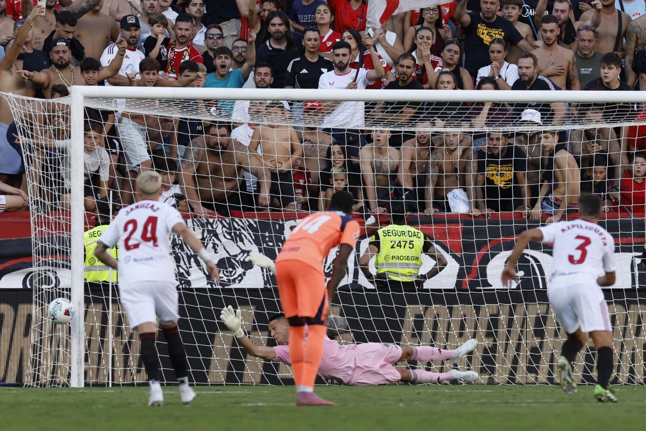 El portero del Sevilla Odisseas Vlachodimos intenta detener el penalti fallado por el delantero del Barcelona Robert Lewandowski, durante el partido de la jornada 8 de Laliga EA Sports, este domingo en el estadio Sánchez-Pizjuán en Sevilla.-EFE/ Julio Muñoz