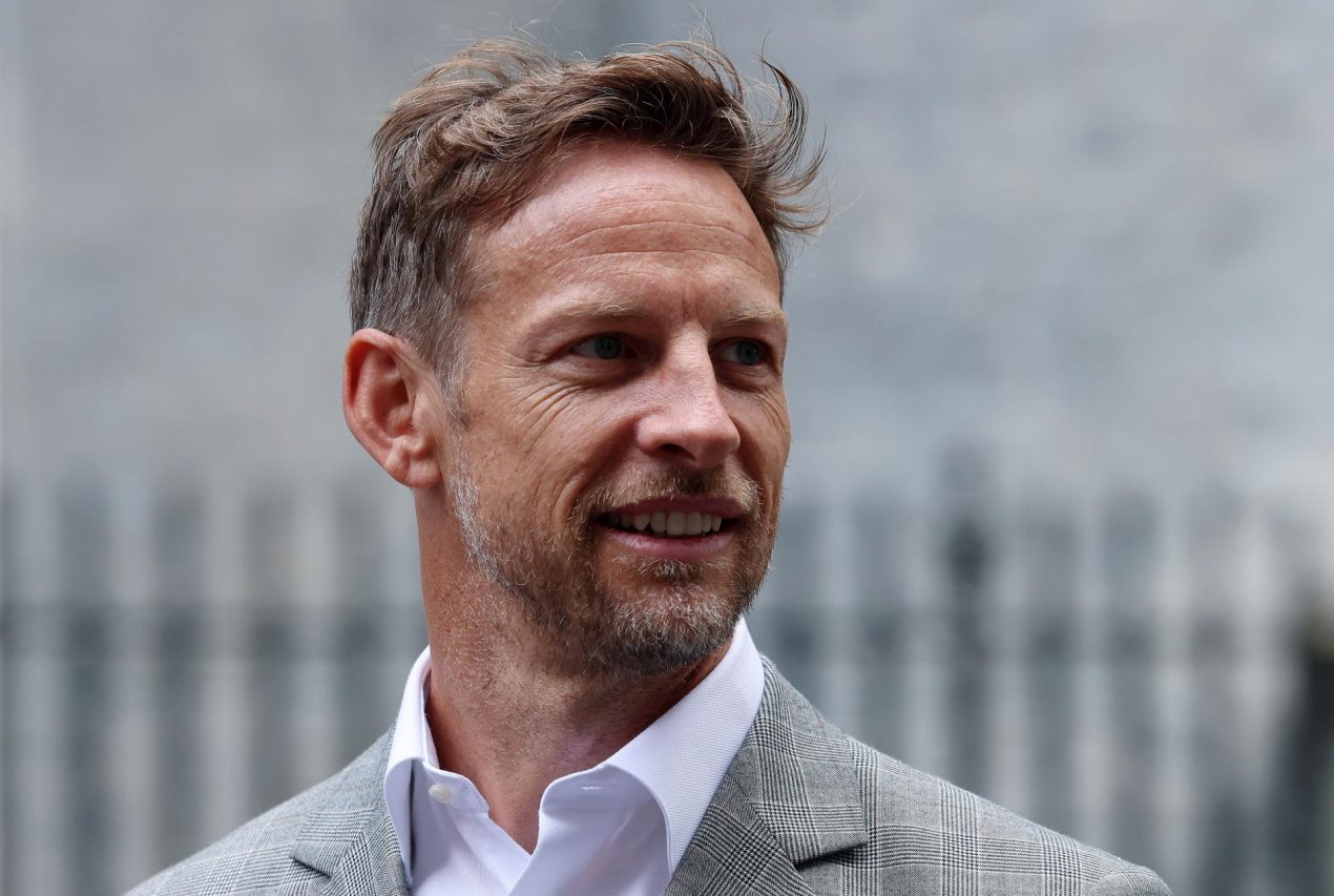Fotografía de Andy Rain, en la que puede verse en una imagen de archivo del 2 de julio de 2025 al piloto británico Jenson Button. EFE