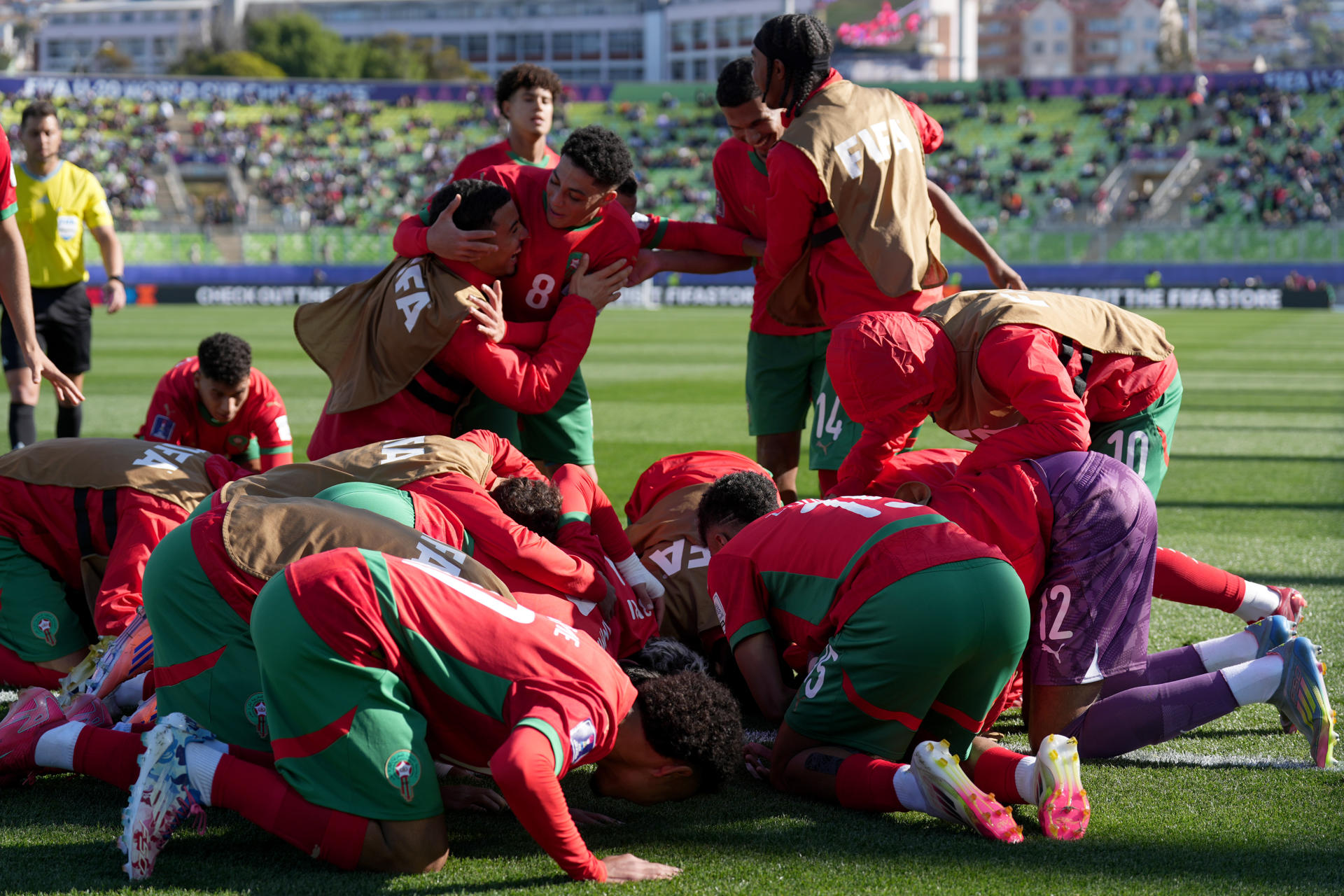 Jugadores de la selección sub-20 de Marruecos celebran este miércoles la clasificación a la final del Mundial que se disputa en Chile al derrotar a la de Francia en una tanda de penaltis (5-4) tras igualar 1-1 en tiempo reglamentario y la prórroga del partido jugado en el estadio Elias Figueroa Brander, de Valparaíso. EFE/ Adriana Thomasa
