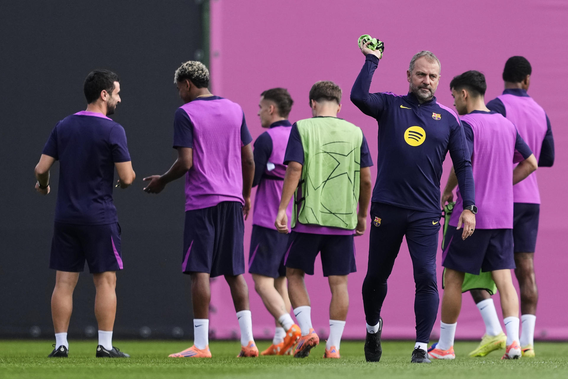 El técnico alemán del FC Barcelona, Hansi Flick, durante el entrenamiento de la plantilla barcelonista en la Ciudad Deportiva Joan Gamper. EFE/ Alejandro García