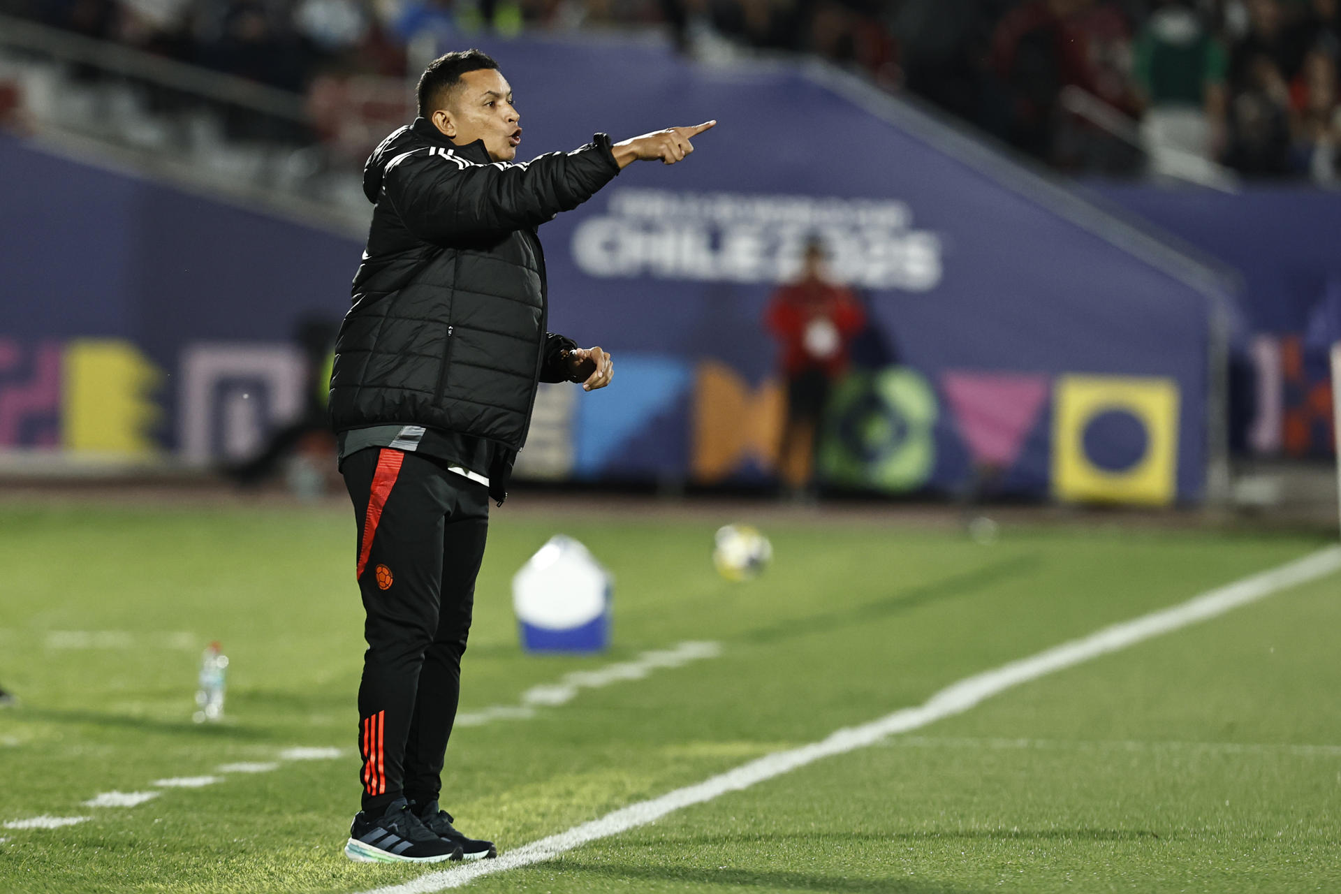 El seleccionador de Colombia, César Torres, da indicaciones este miércoles en un partido ante Argentina por las semifinales de la Copa del Mundo Sub-20, en el estadio Nacional de Santiago (Chile). EFE/ Osvaldo Villarroel