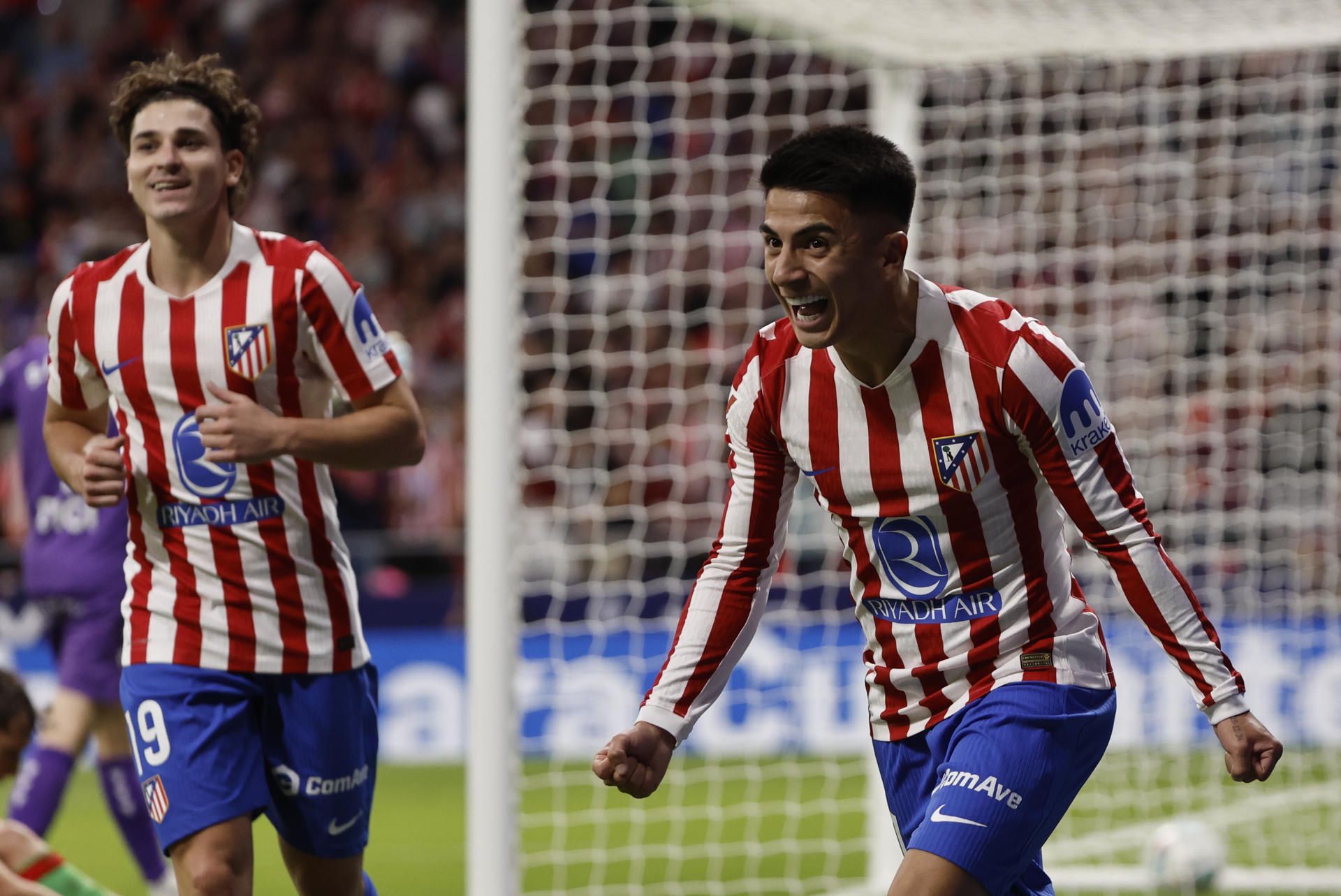 El delantero argentino del Atlético de Madrid, Thiago Almada, celebra el primer gol del equipo rojiblanco durante el encuentro correspondiente a la jornada 9 de Laliga EA Sports que disputaron Atlético de Madrid y Osasuna en el estadio Metropolitano, en Madrid. EFE / Sergio Pérez.