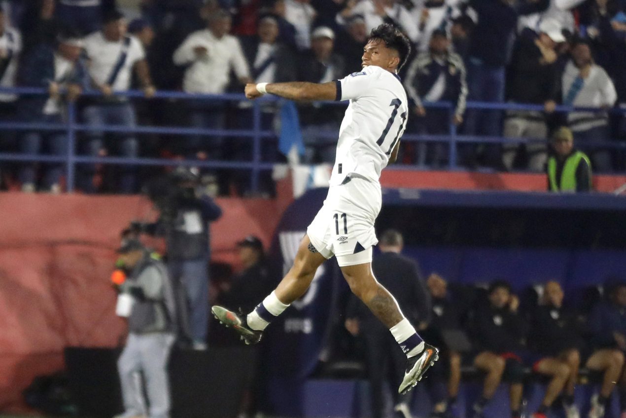 Rudy Muñoz, de Guatemala, celebra un gol este jueves, en un partido por las eliminatorias de Concacaf al Mundial 2026 ante Panamá en el estadio Manuel Felipe Carrera. EFE/ Fernando Ruiz