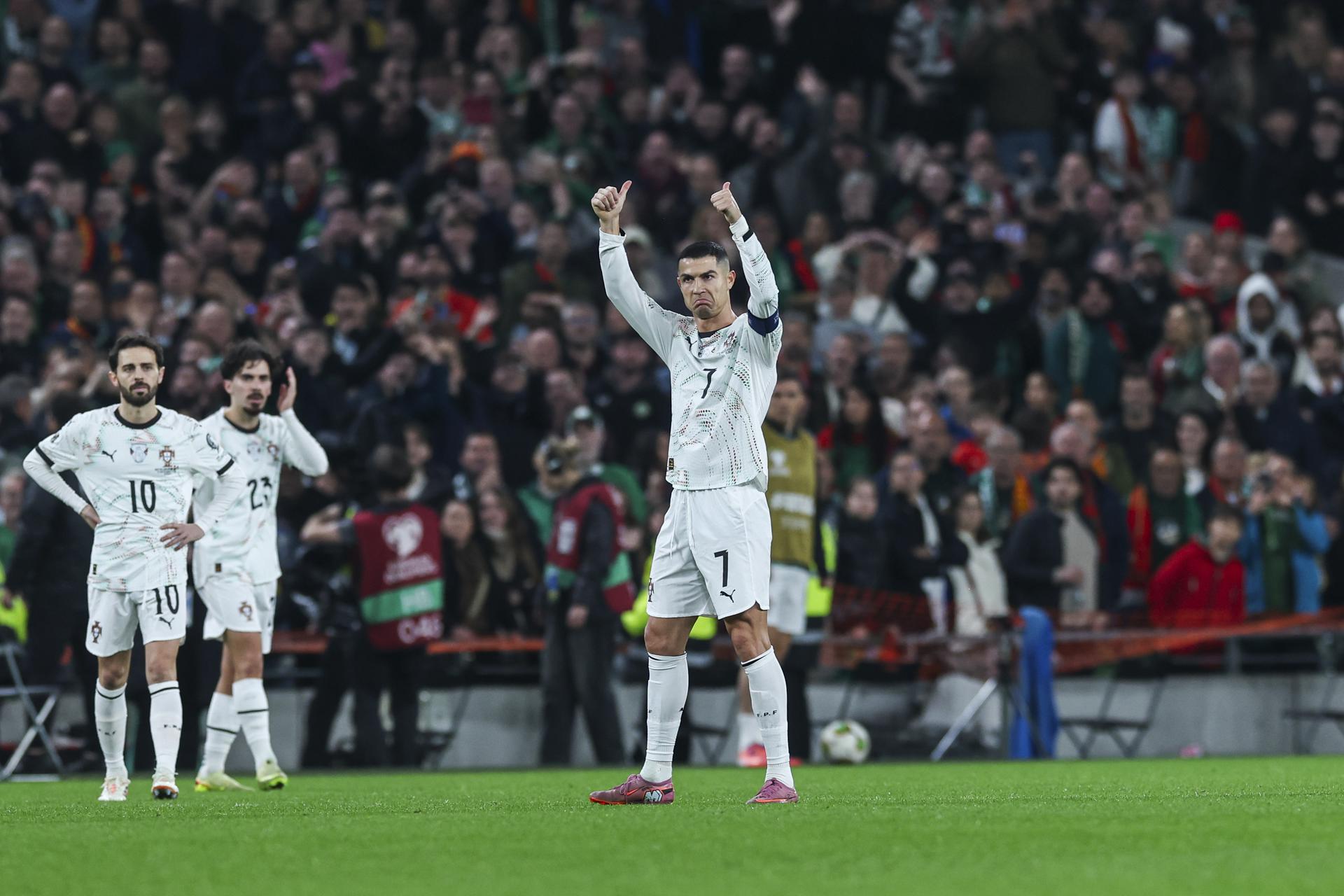 El portugués Cristiano Ronaldo gesticula después de ser expulsado en el partido entre su selección y la de Irlanda, disputado este jueves y correspondiente a la fase de clasificación para el Mundial 2026. EFE/ JOSE SENA GOULAO