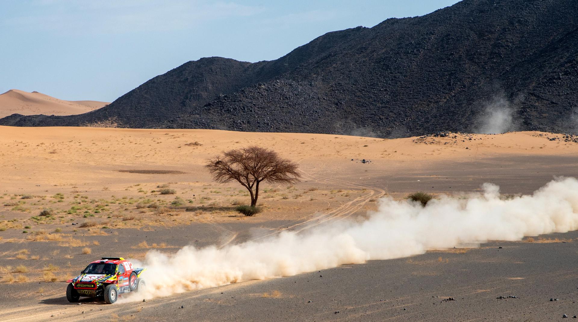 Fotografía de Marie Hessel, en la que puede verse en una imagen de archivo del 12 de enero de 2025 a los checos Martin Prokop y Viktor Chytka durante una etapa del Rally Dakar 2025. EFE