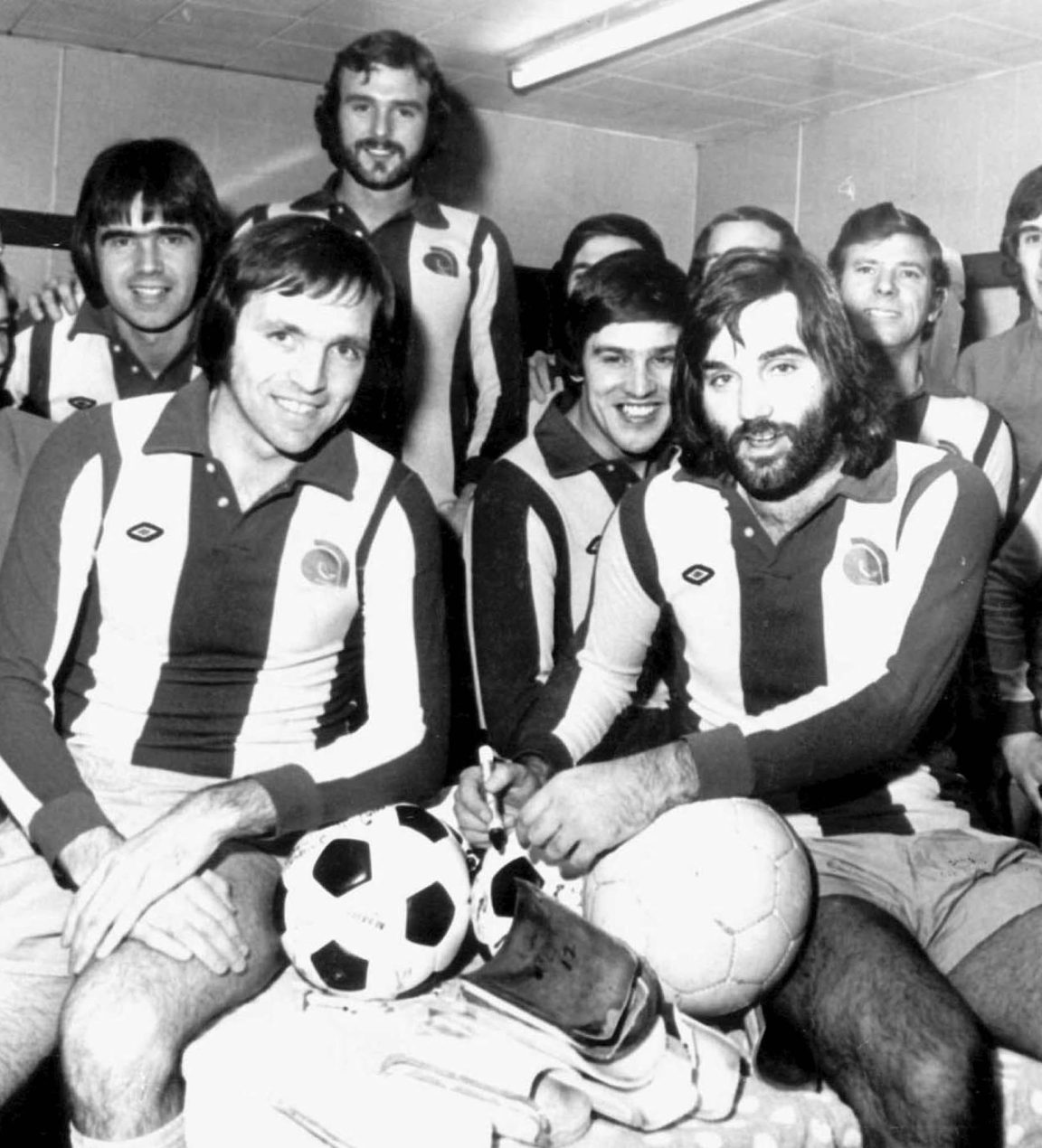 Una imagen de archivo que muestra al ex jugador del Manchester United George Best (d) firmando un balón tras jugar en un partido homenaje al jugador del West Bromwich Jeff Astle (i), en el estadio Hawthorns de West Bromwich. EFE/- PROHIBIDO SU USO EN REINO UNIDO E IRLANDA /SOLO BLANCO Y NEGRO[UK & IRELAND OUT B/W ONLY]