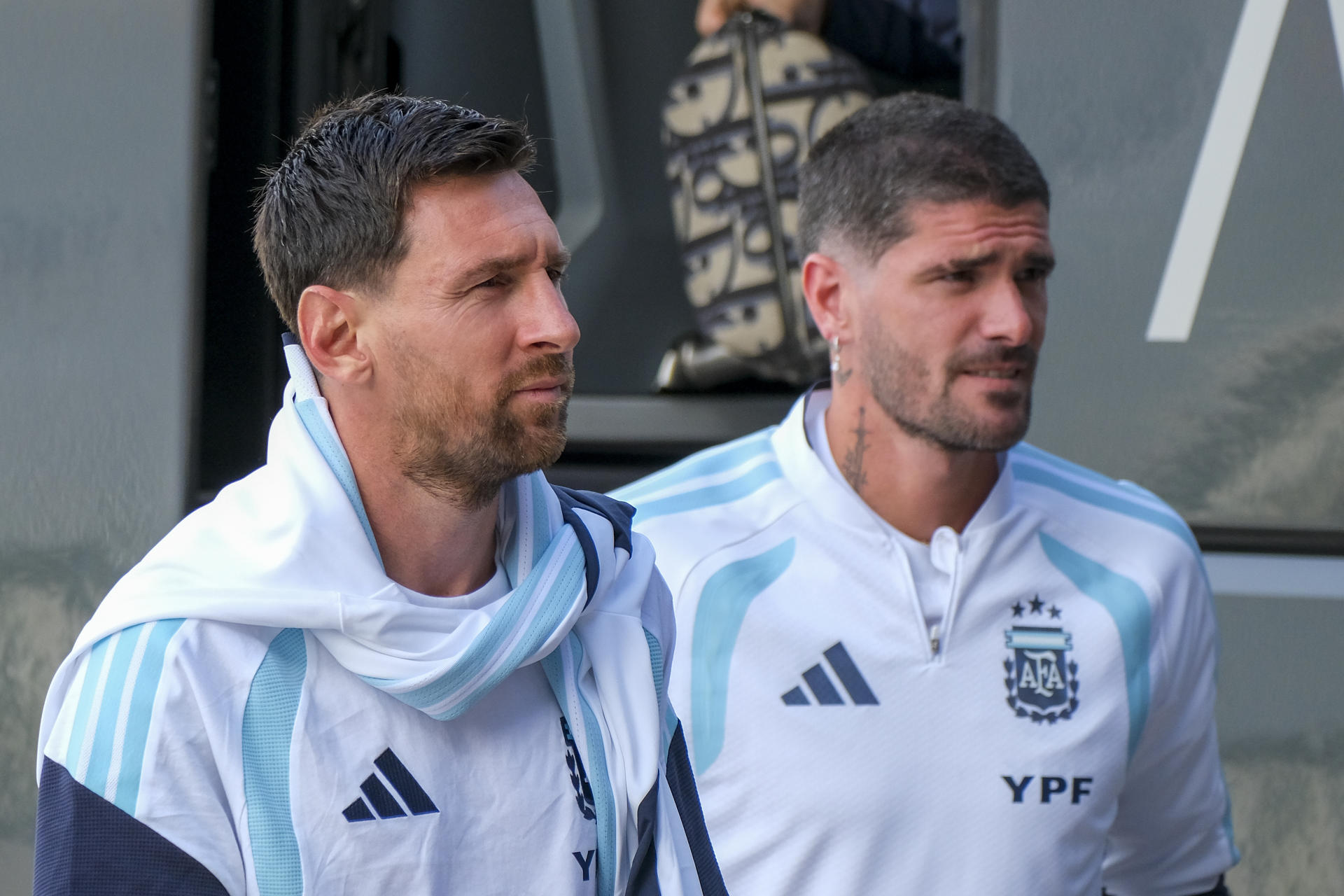 Lionel Messi, junto al exatlético Rodrigo De Paul (d), a su llegada al entrenamiento de la selección argentina realizado en el estadio Martínez Valero previo al amistoso ante Angola que disputan mañana viernes en el país africano. EFE/Pablo Miranzo