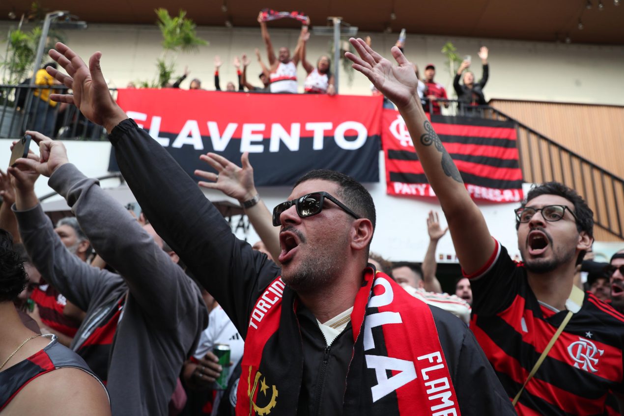Hinchas de Flamengo avanzan este jueves en romería hasta el estadio Monumental de Lima, donde este jueves el equipo carioca jugará por el título contra Palmeiras. EFE/ Paolo Aguilar
