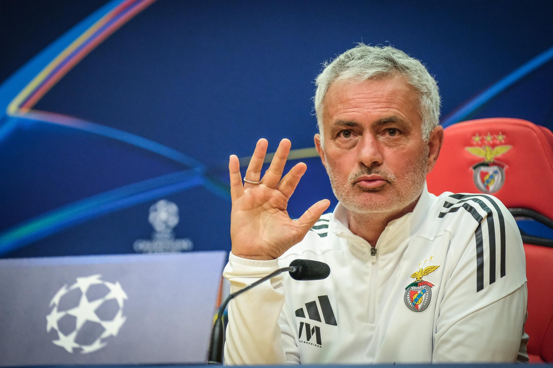 El entrenador del Benfica José Mourinho atiende a los medio vísperas del duelo de la UEFA Champions League que jugarán este miércoles Benfica y Bayer Leverkusen, Lisboa, Portugal. EFE/EPA/RUI MINDERICO