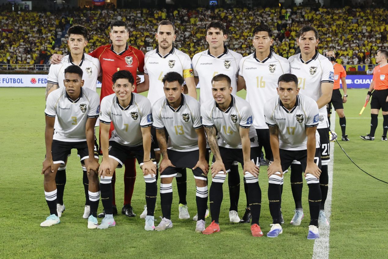 Jugadores de Bolivia antes de un partido por las eliminatorias a la Copa Mundial 2026 entre Colombia y Bolivia el pasado 4 septiembre. EFE/ Mauricio Dueñas