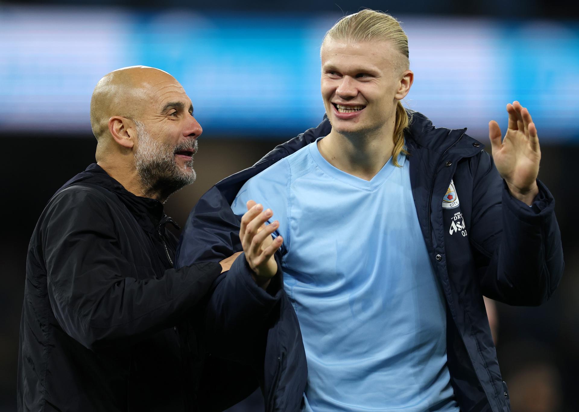 El delantero noruego Erling Haaland (d) es felicitado por el entrenador del Manchester City Pep Guardiola, tras ser sustituido durante el partido contra el Bournemouth, el pasado domingo. EFE/EPA/ADAM VAUGHAN SOLO USO EDITORIAL