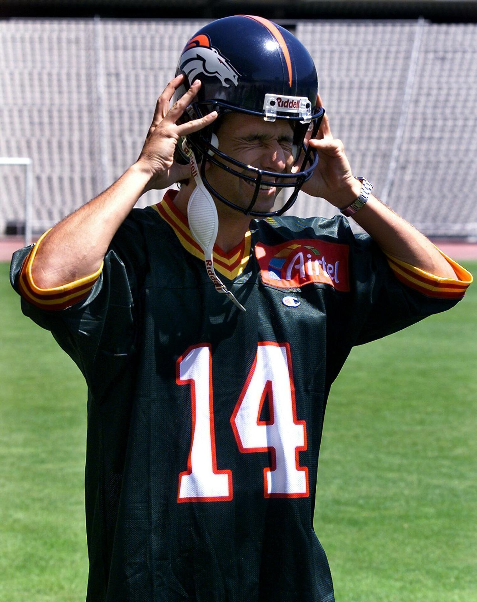 Foto del 23 de julio de 1999, del exportero del Barcelona Jesús Angoy con la camiseta de los Barcelona Dragons, su equipo de fútbol americano en España, colocándose el casco de Denver Broncos, que trató de ficharle como pateador (kicker). EFE/ A.D/ ANDREU DALMAU.