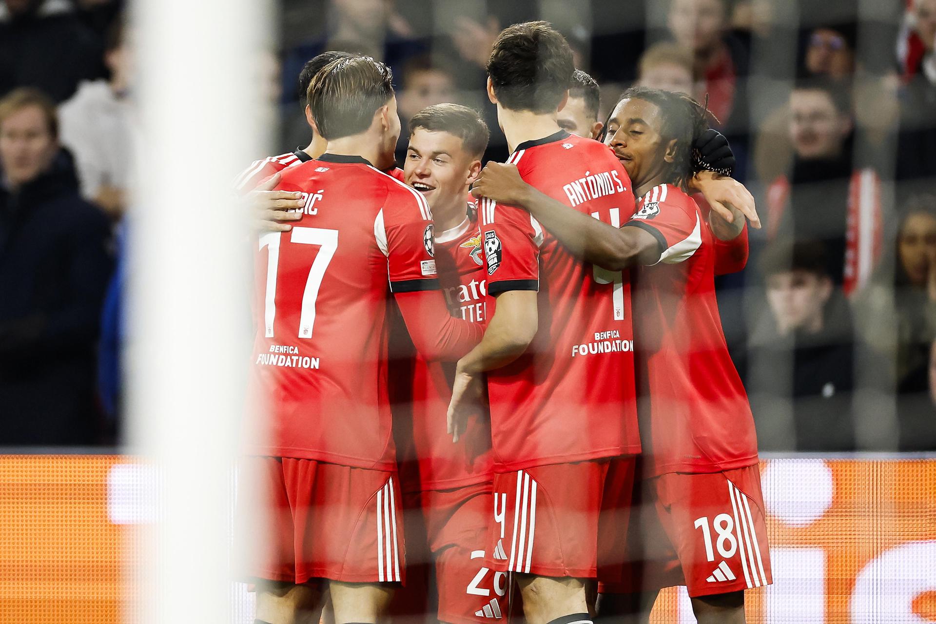 (l-D) Los jugadores del Benfica Amar Dedic, Samuel Dahl Antonio Silva y Leandro Barreiro celebran el 0-1 durante el partido de la UEFA Champions League que han jugado AFC Ajax y SL Benfica en el Johan Cruijff Arena de Amsterdam, Países Bajos. EFE/EPA/MAURICE VAN STEEN