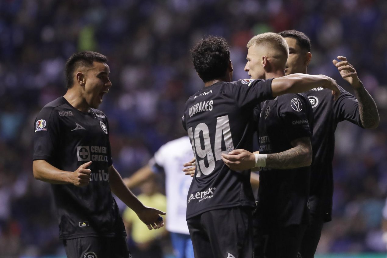 Jugadores de Cruz Azul celebran un gol en un partido de la Liga MX entre Puebla vs Cruz Azul en el estadio Cuauhtémoc, en Puebla (México). Imagen de archivo. EFE/ Hilda Ríos