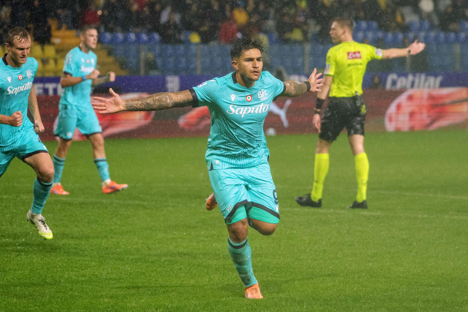 El jugador del Bolonia Santiago Castro celebra el 1-2 en Parma,Italia. EFE/EPA/Lorenzo Cattani